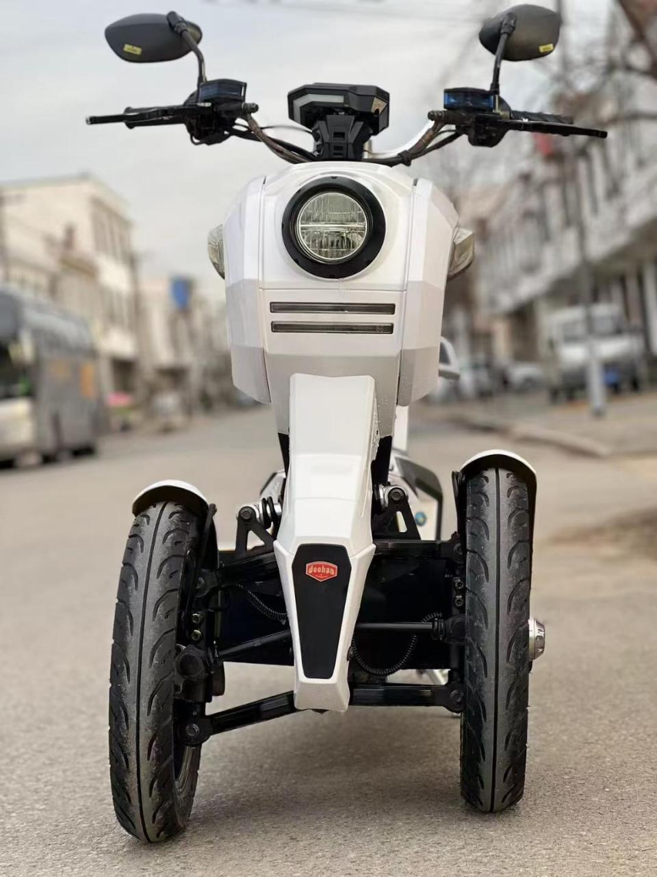 逗哈牌电动倒三轮,经典航空铝车身,前置独.