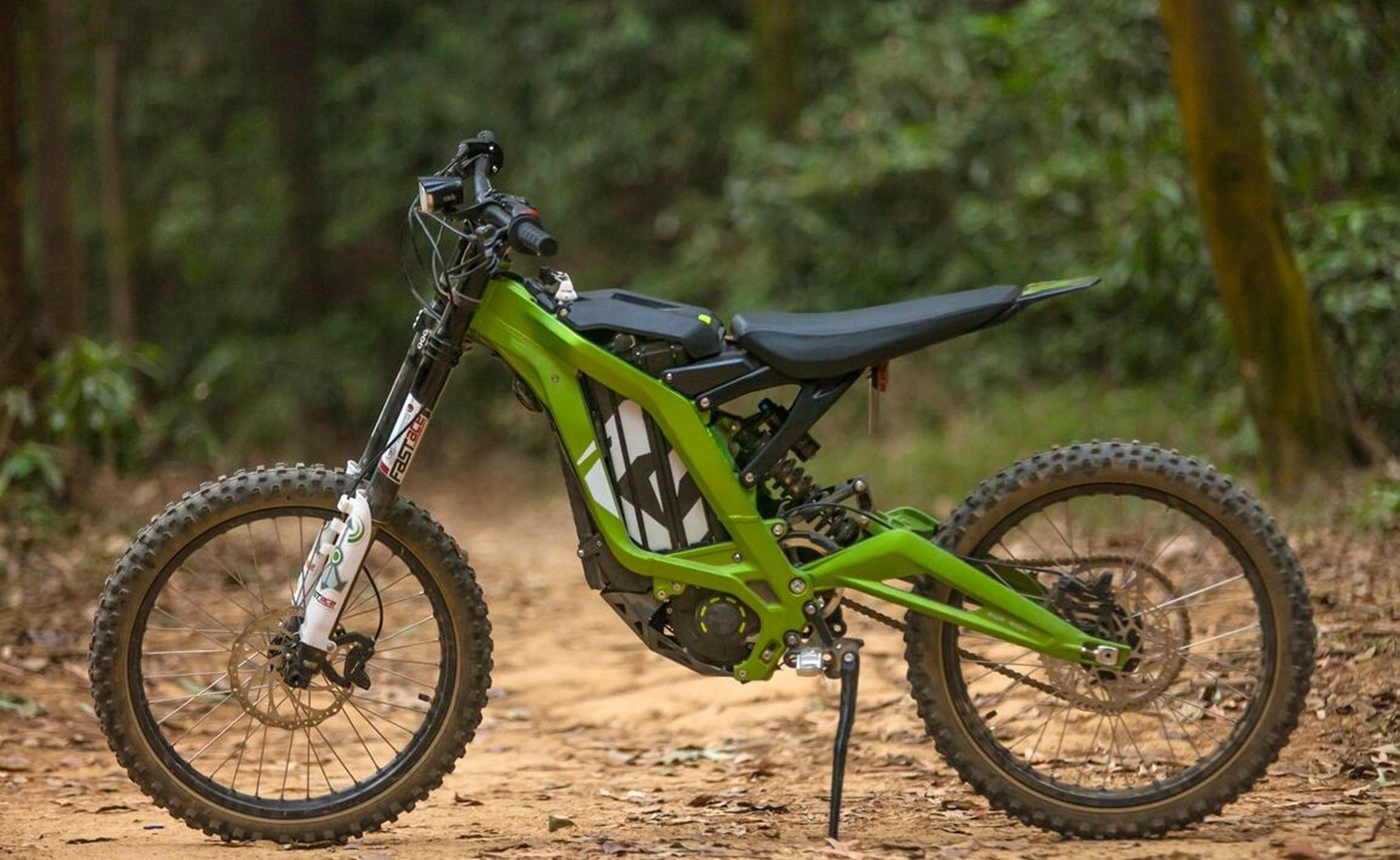 速降运动有所了解的朋友都知道,其实许多uci车手私底下都是骑越野摩托