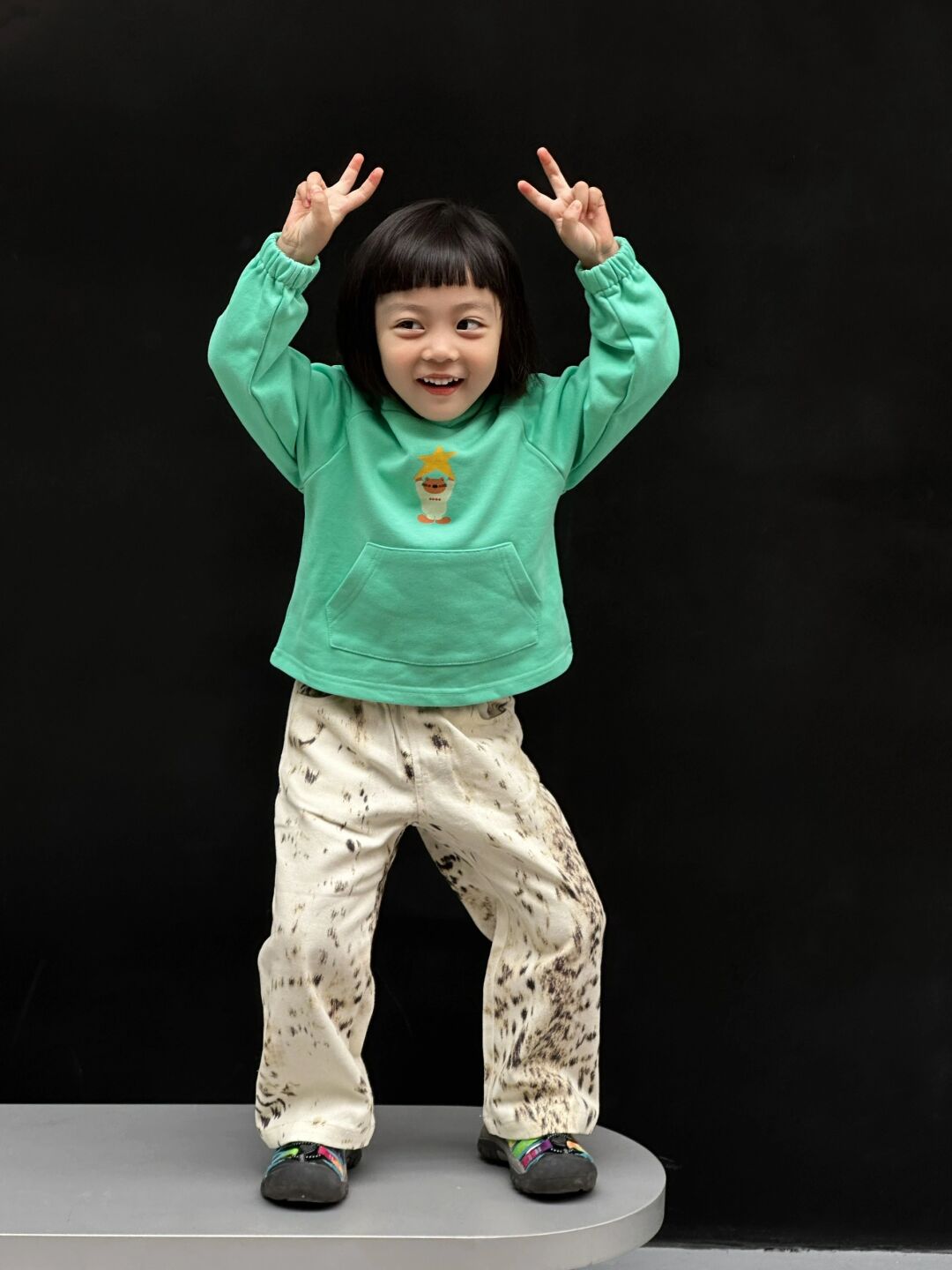 女儿好可爱 蒂芙尼蓝卫衣好好看