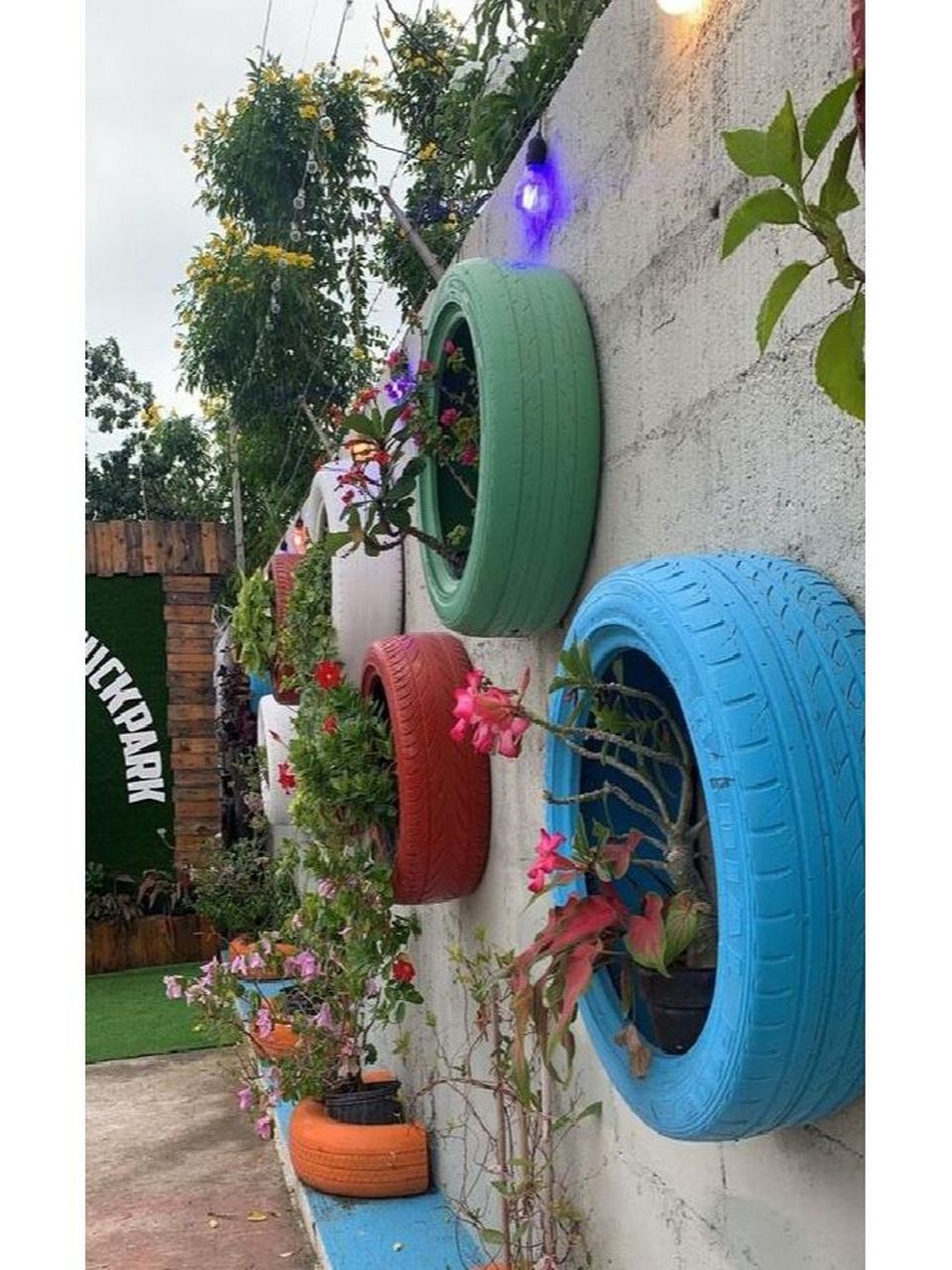 废旧轮胎不要扔,拿来做花园庭院小品来欣赏 可以成为树池,坐凳,花坛