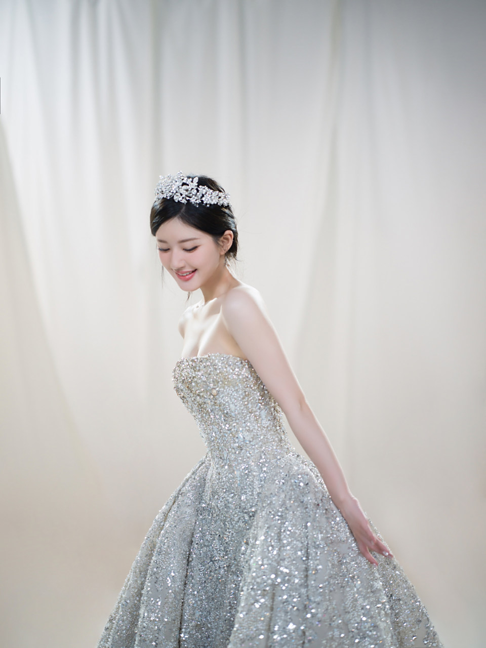赵露思生日大片:一袭星光纱裙,曼妙甜美