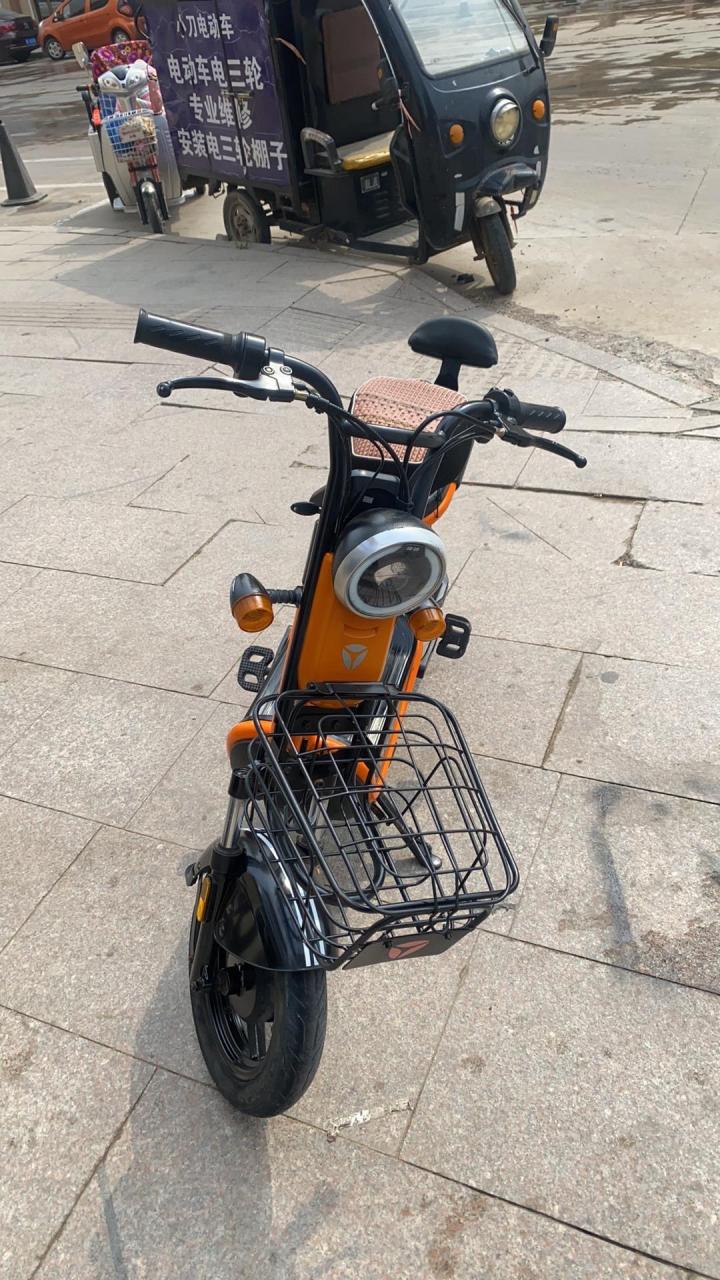 新到20大电池的雅迪酷k. 八九成新. 新车三千多.