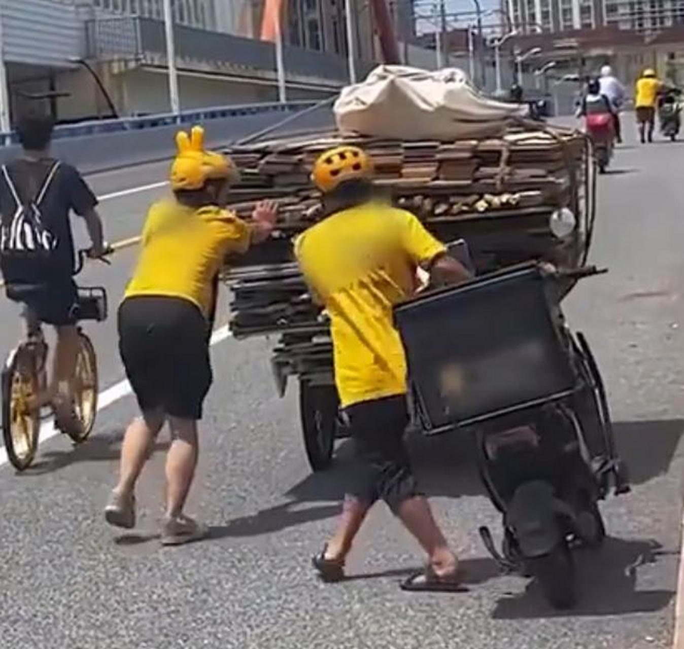 一个老爷爷骑三轮车上坡的时候很吃力,路过的一个外卖小哥见状,就把车