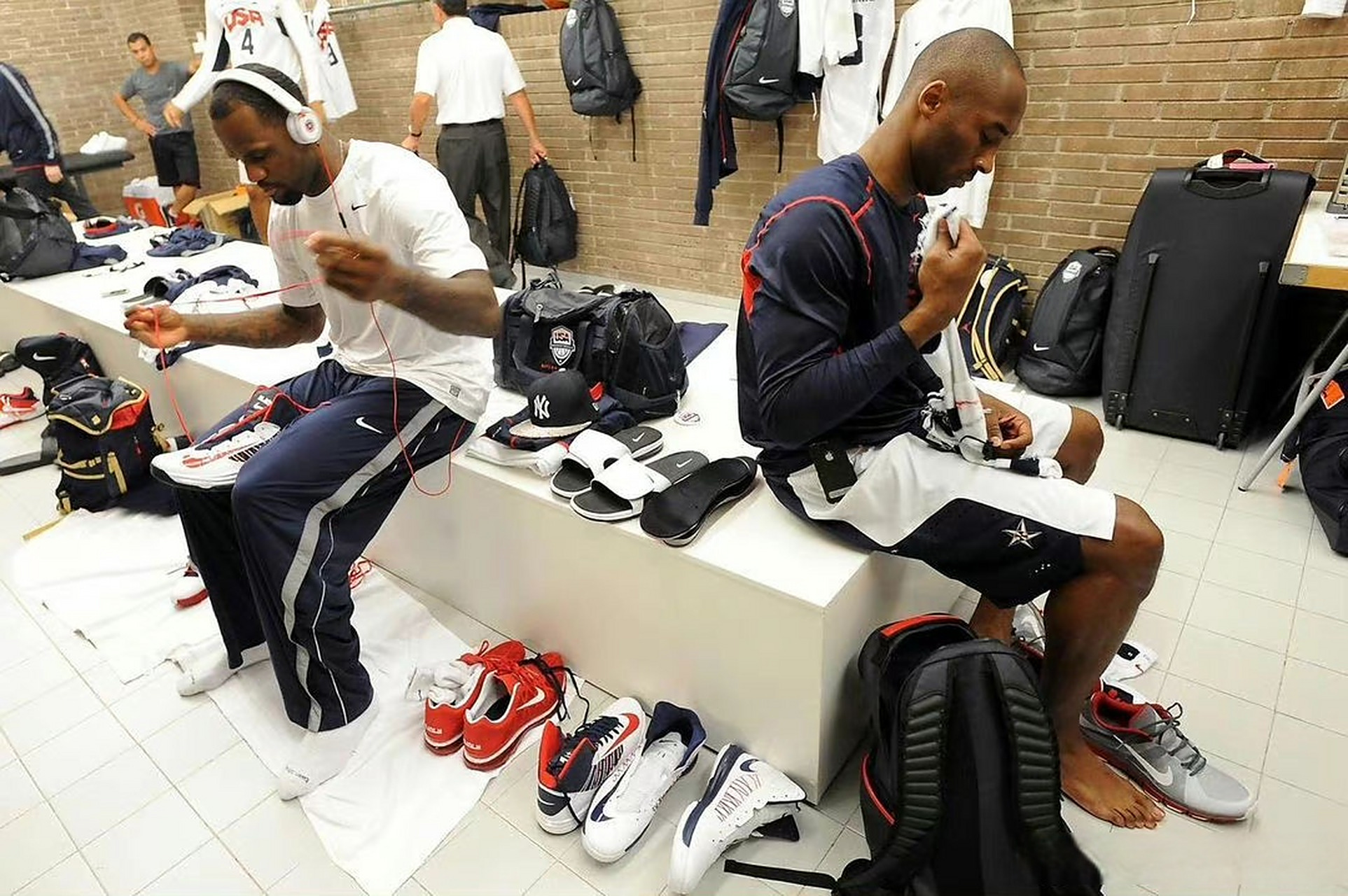 nba#科比和勒布朗詹姆斯在国家队的更衣室照片,那时候的你们在哪腊