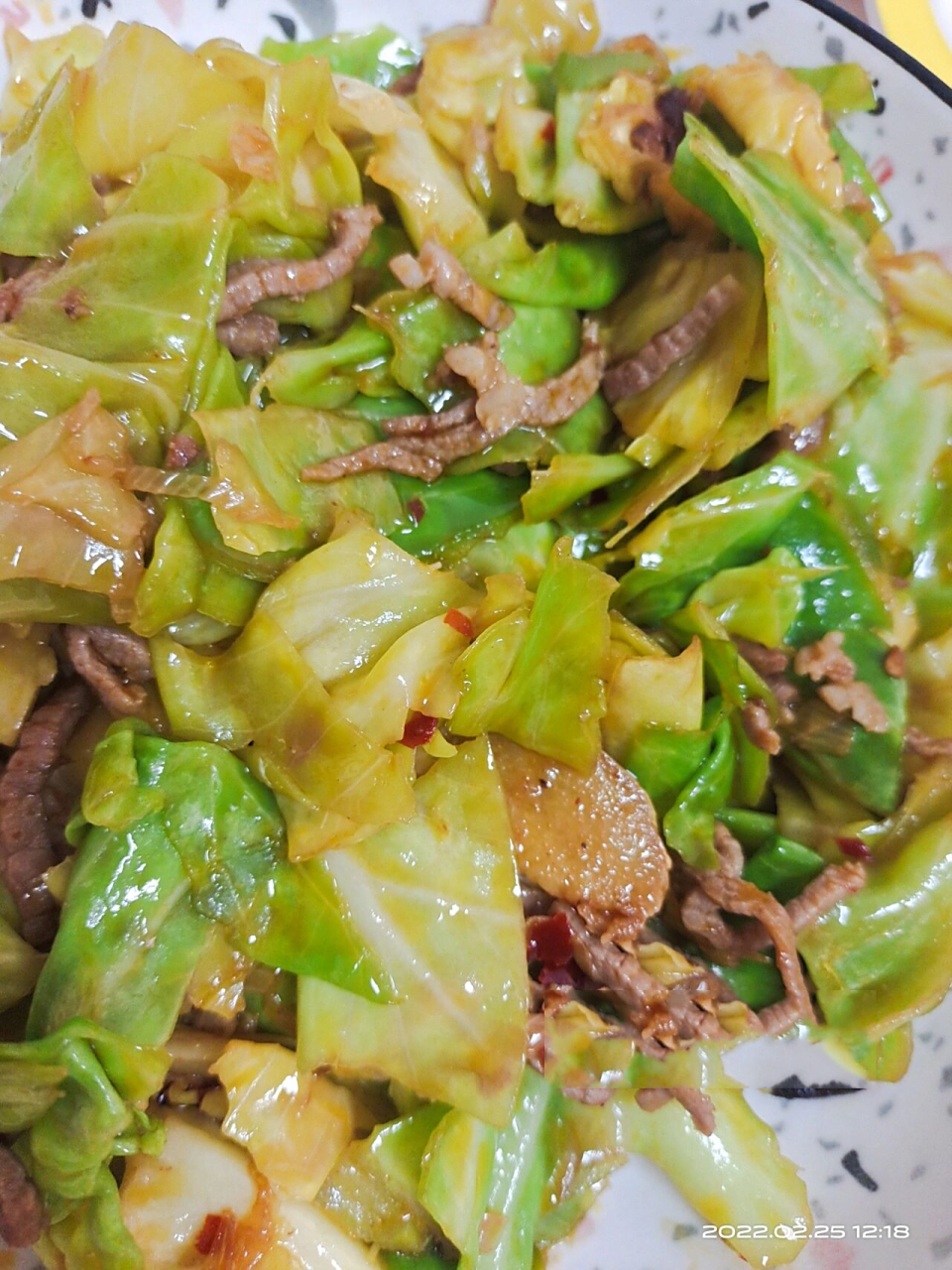 炝炒甘蓝 甘蓝手撕成块 起锅烧油,放葱姜蒜,肉丝,再放点郫县豆瓣酱