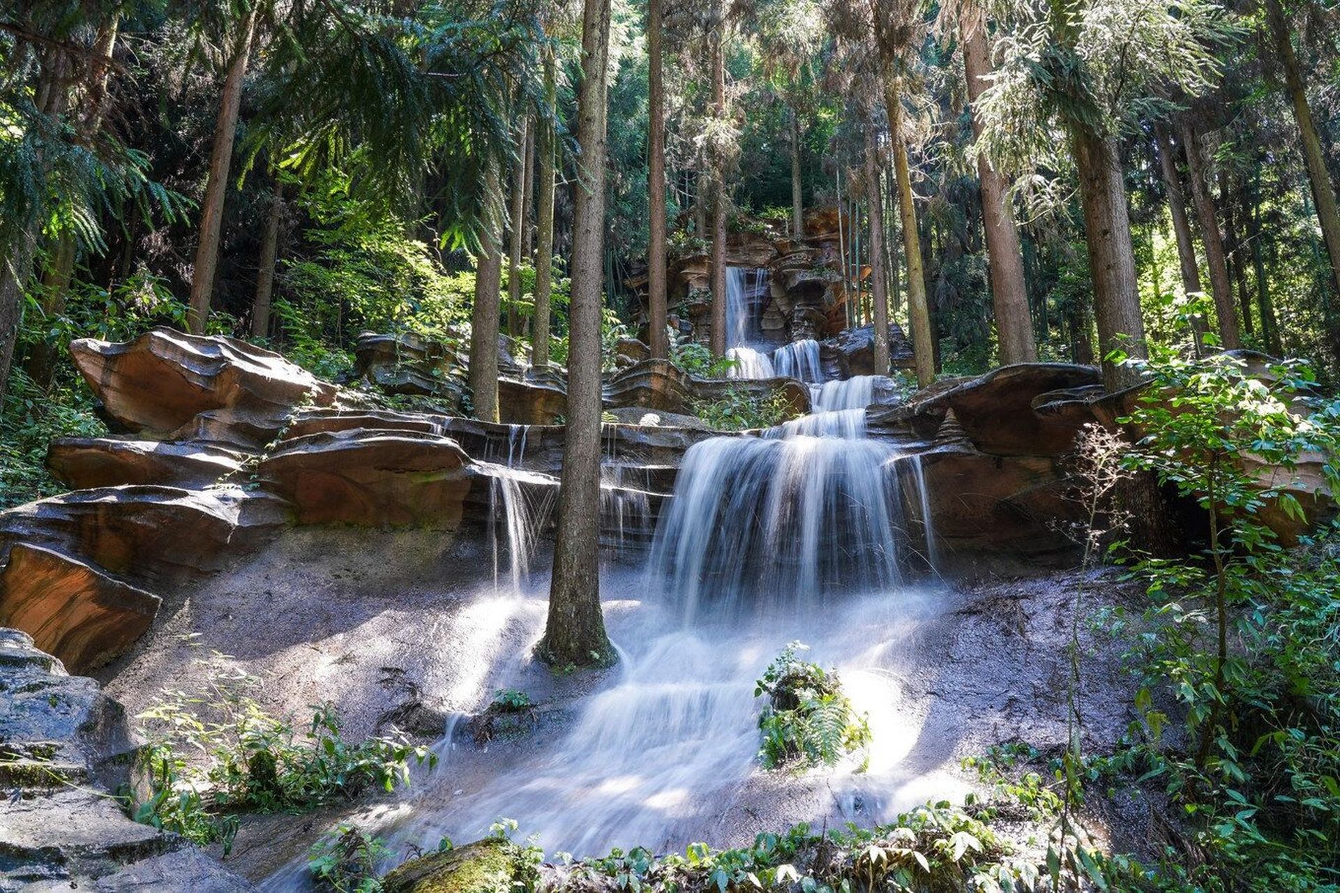 向西110公里,走成温邛高速 ,邛崃西出口下高速导航去"南宝山游客中心"