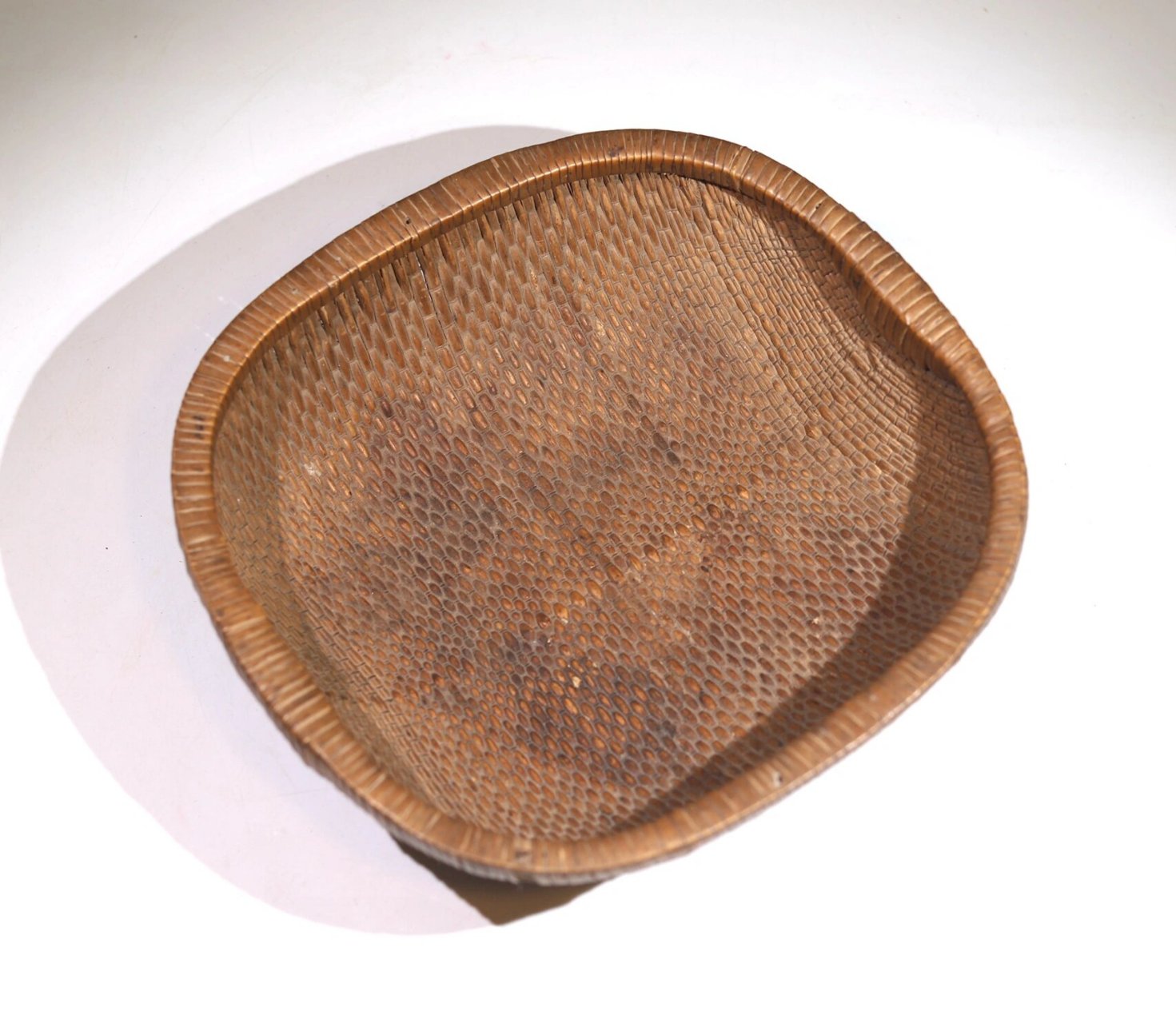 老柳编笸箩 原皮壳.编织精巧,方器较少.长,宽35.8厘米,高12.5厘米.