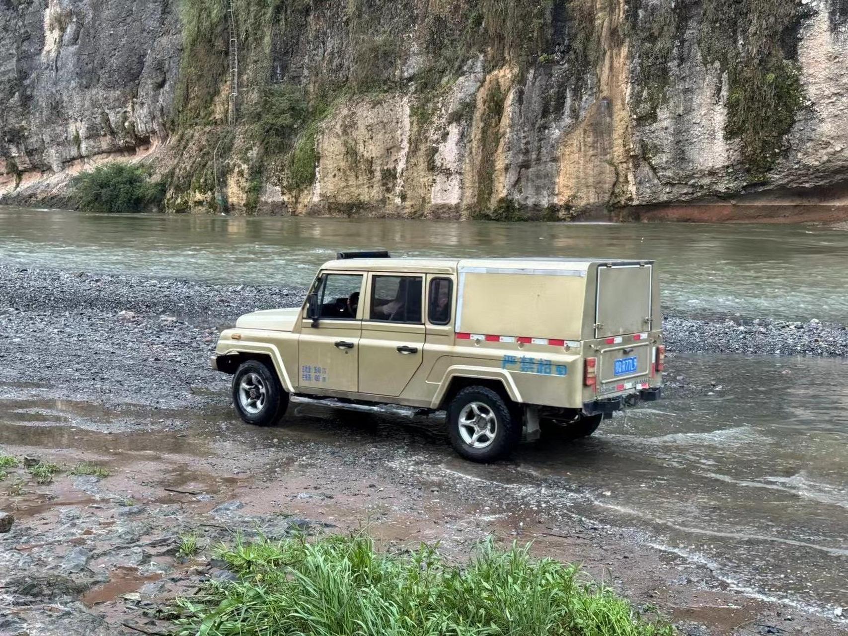 新到一台2016年上户北京吉普战旗皮卡,带箱子,2.