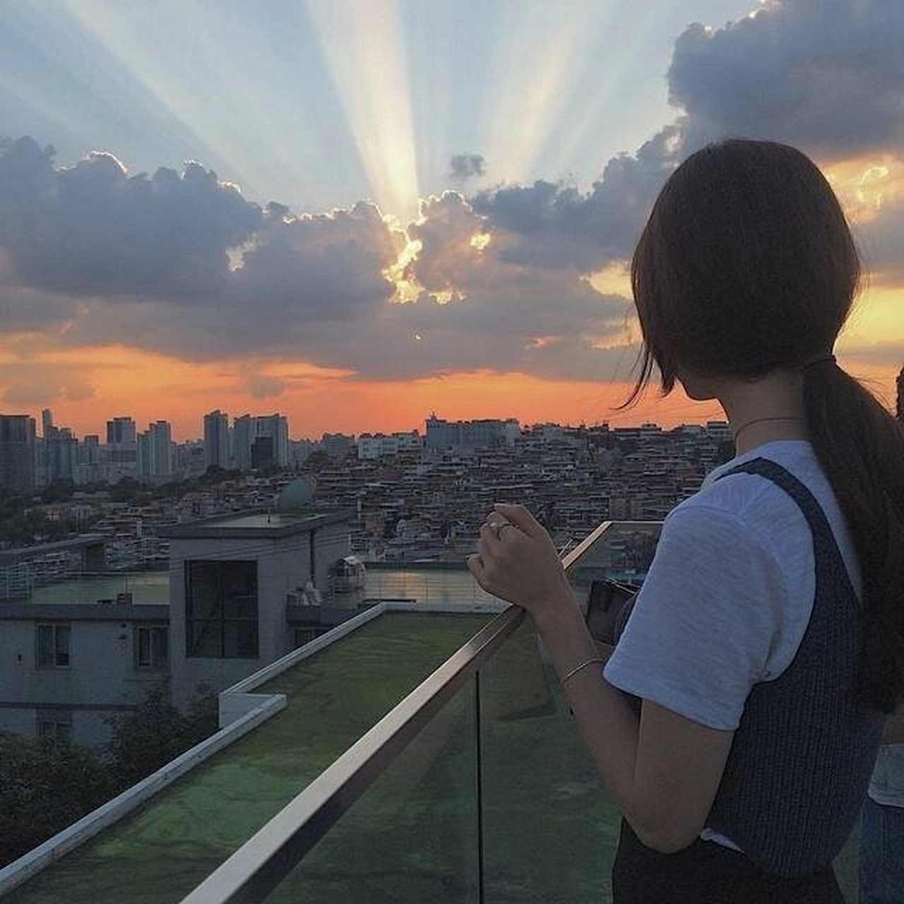 阳光/干净/橘色系女头 面朝太阳 阳光洒落在脸上 #头像分享# #女生