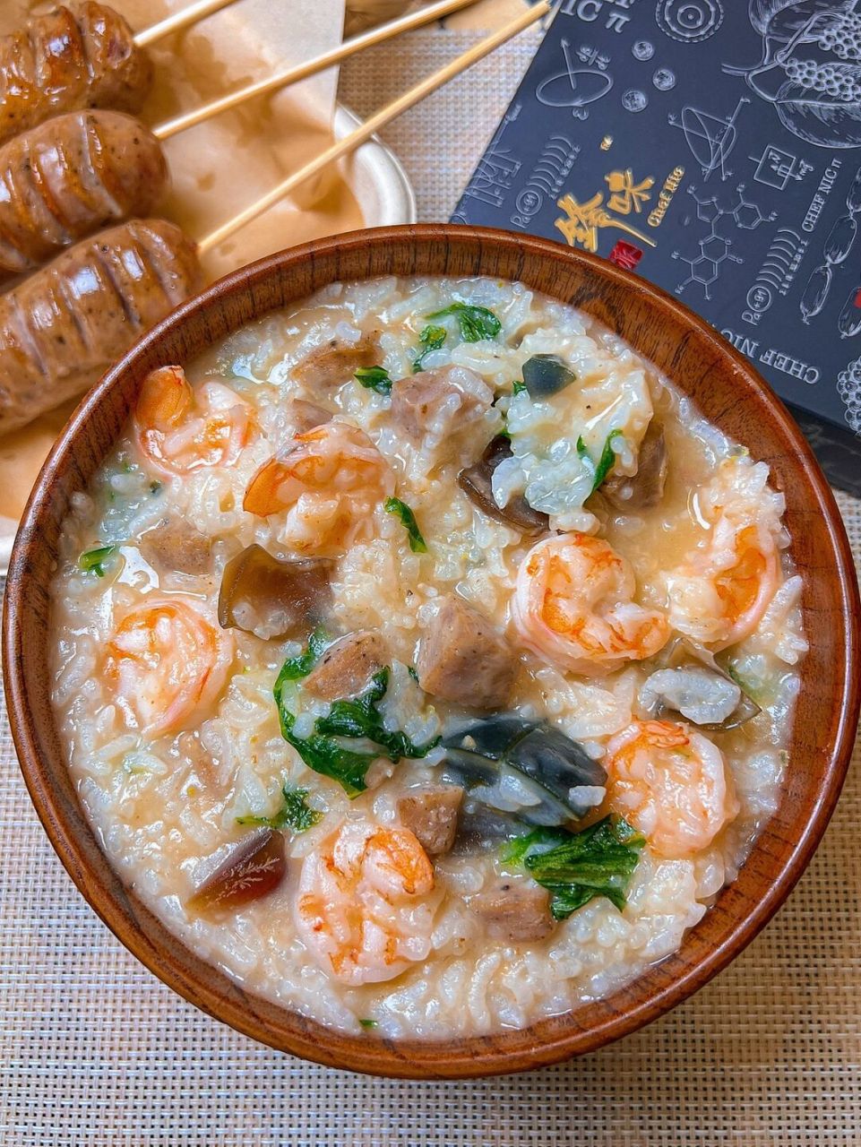 我家老人一般早晚喝粥,于是我给爷爷奶奶做了这个皮蛋鲜虾粥,得到了