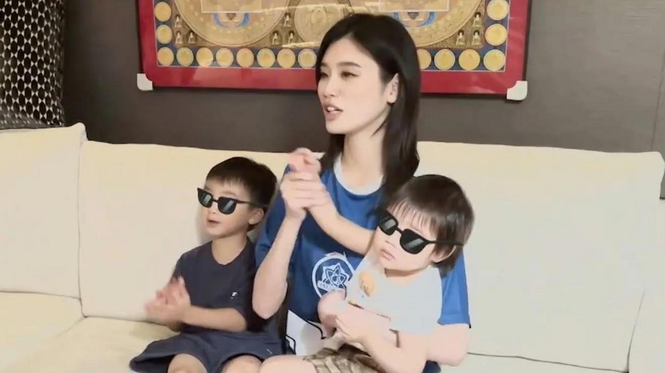何猷君奚梦瑶孩子正面照曝光!儿女双全,一家四口!男孩聪慧女孩乖巧!
