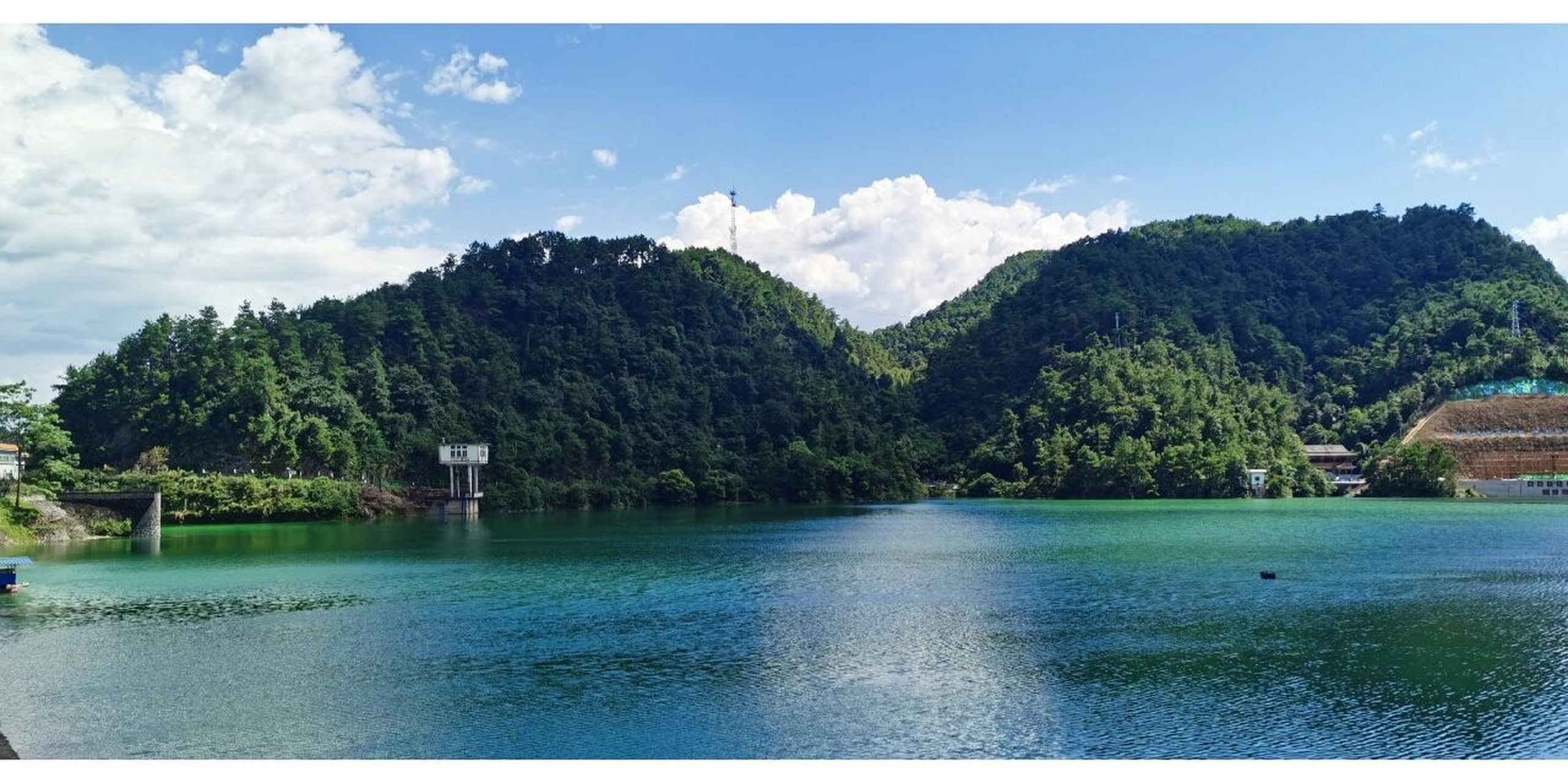 前几天跟着姐姐一起去了她朋友家灵川县九屋镇,意外发现了青狮潭.