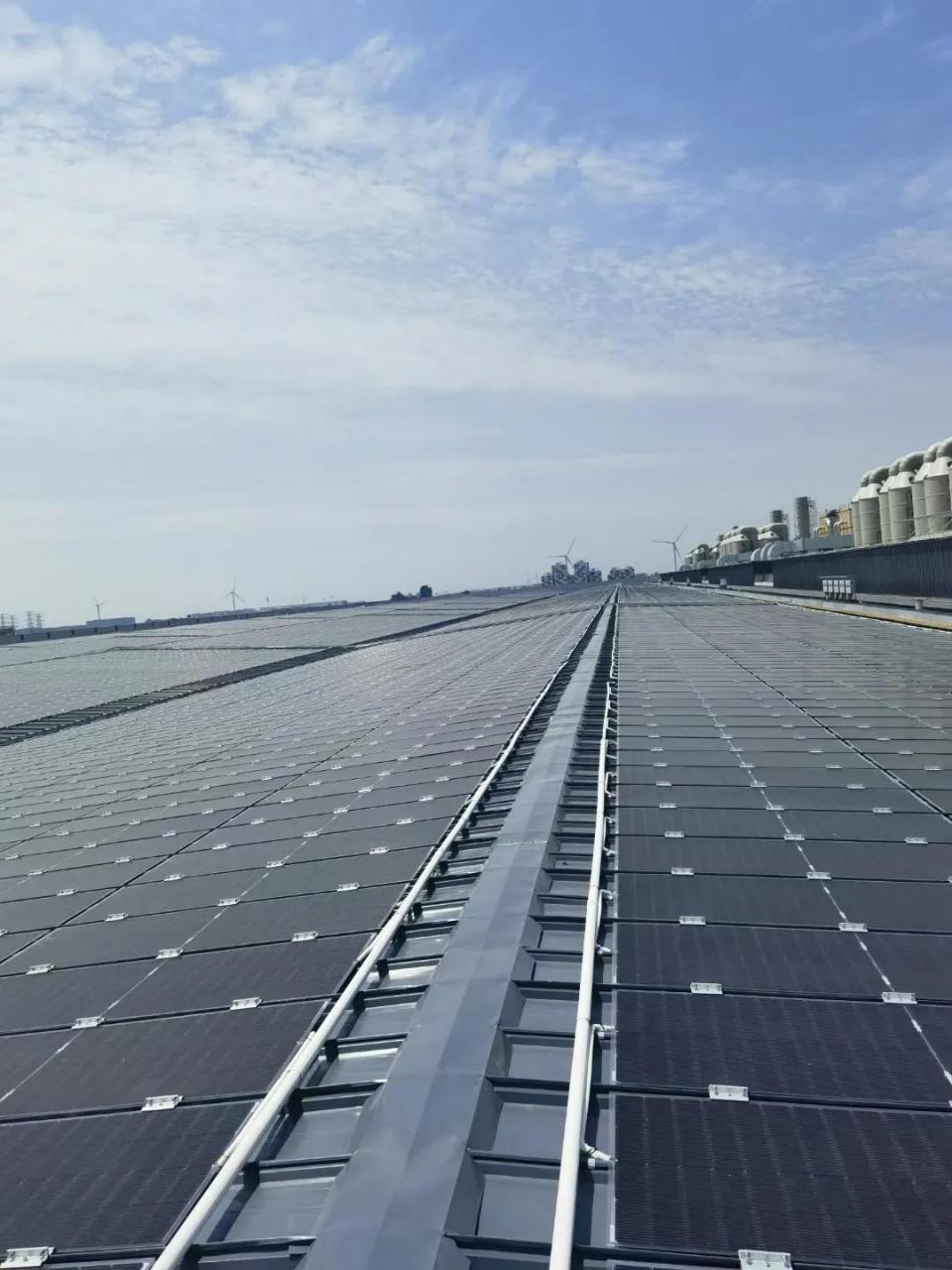 防火抗风可踩踏,性能优异,无框组件不积灰,运维也方便~ bipv 光伏
