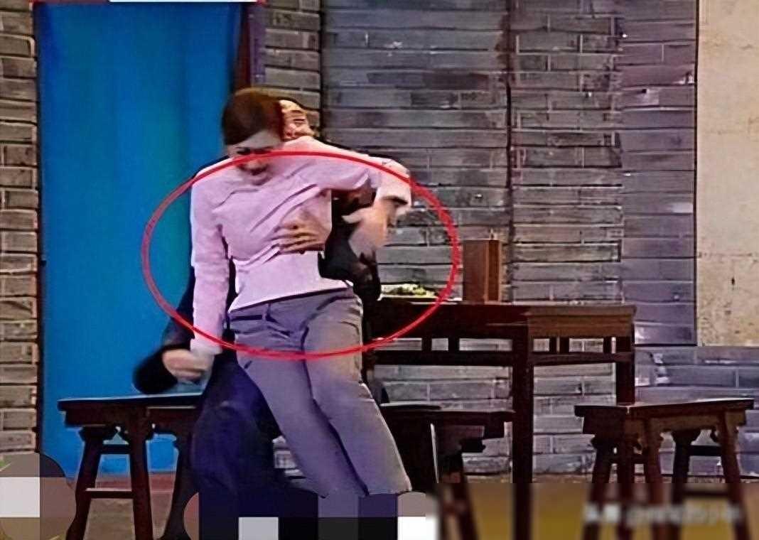 在追求热度的道路上,演员们常常不惜代入角色,为了出色的表现,有时会"