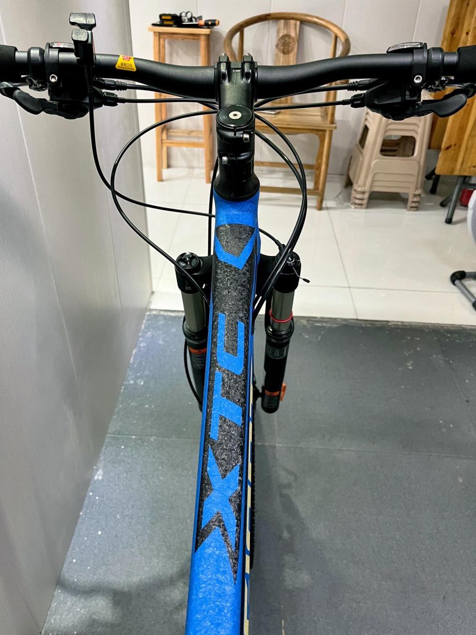 捷安特xtc800冰裂纹限定涂装 远看是不平整坑洼的漆面,近看是冰裂的无