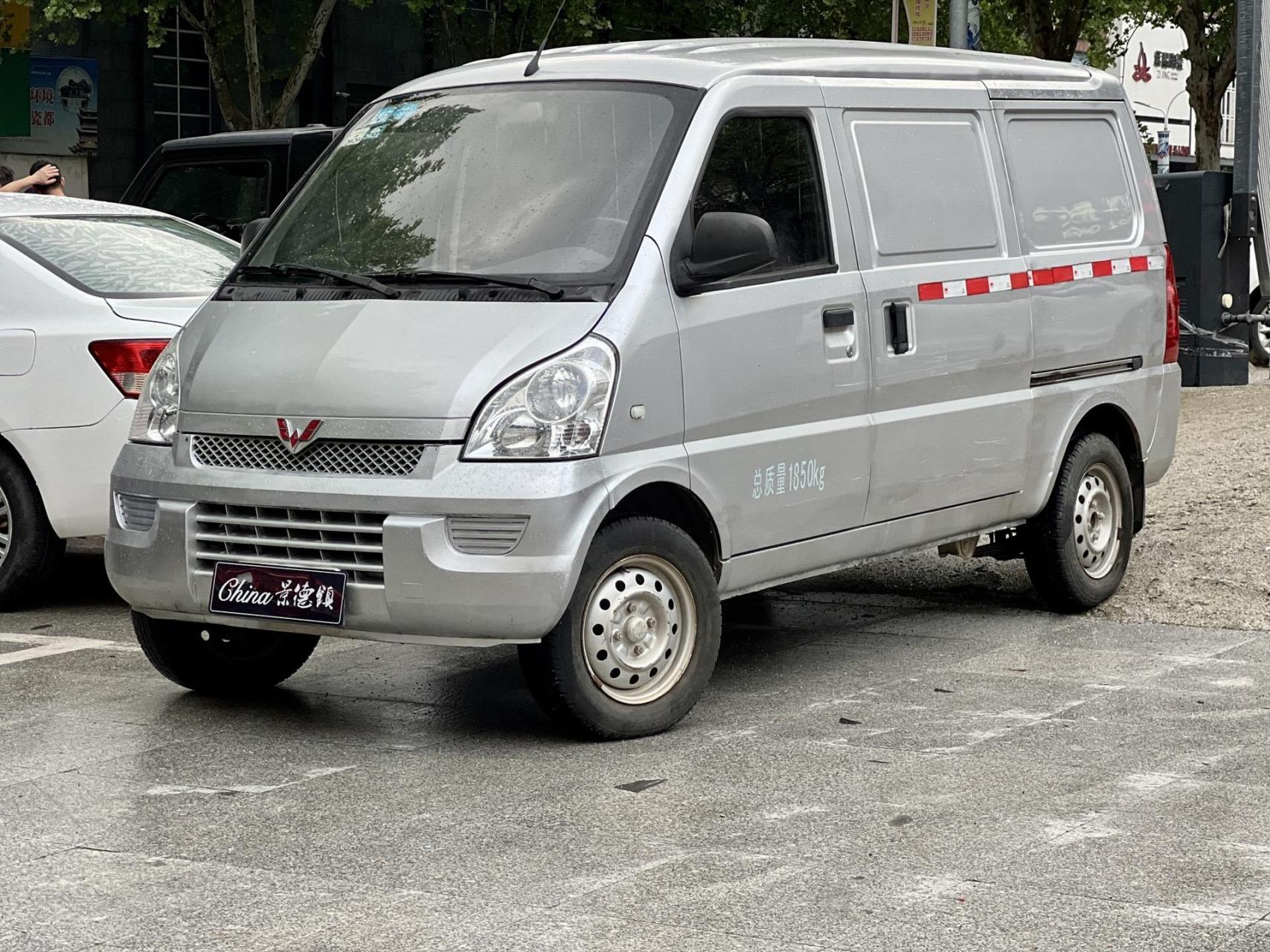 2013年五菱荣光封闭式厢式面包车市区合.