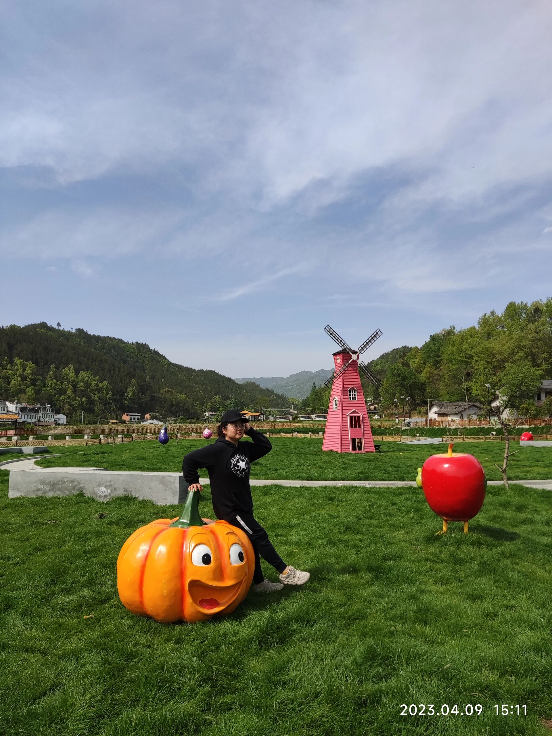 桃谷深处还有一片油菜花97开的正盛 汉阴县盘龙桃花谷旅游景区位于