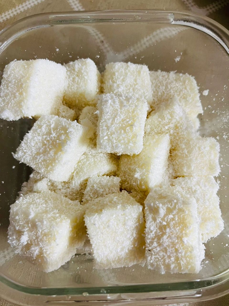 ingredients食材: 牛奶 (250g) 椰蓉小方专用粉 (50g) 椰蓉适量