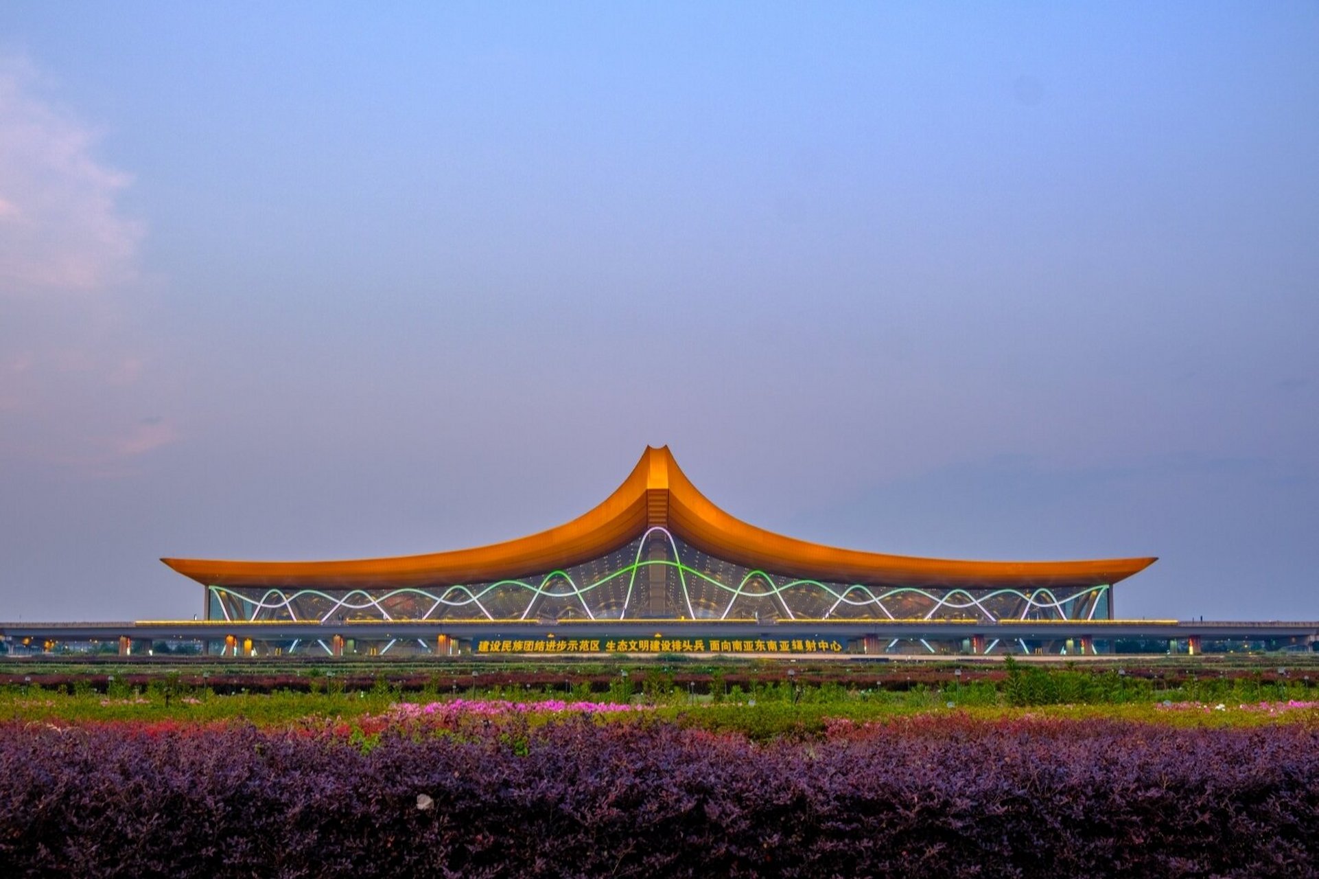 镜头下的长水机场 昆明长水国际机场坐落于云南省昆明市官渡区,距离