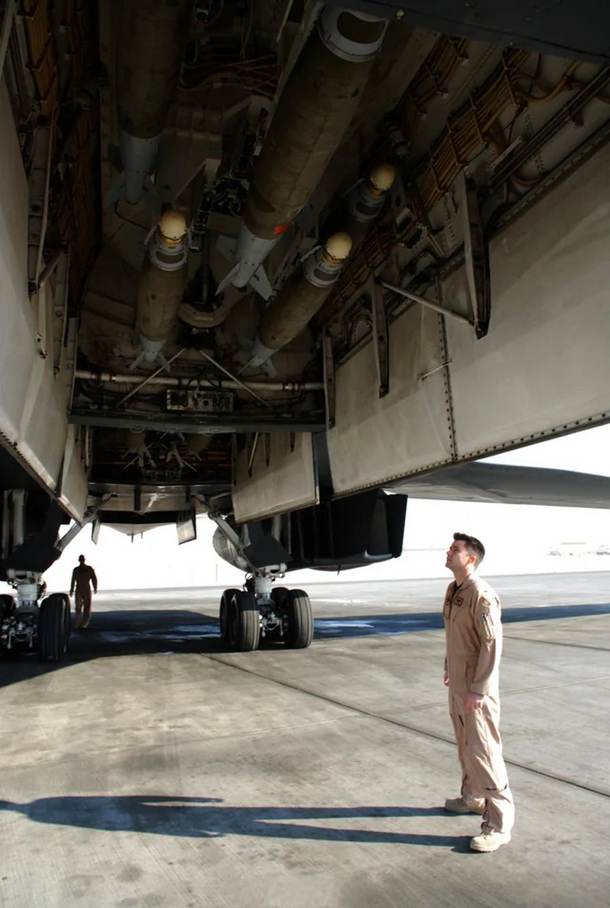 趣聊军事圈# b-1b枪骑兵超音速轰炸机的弹仓特写