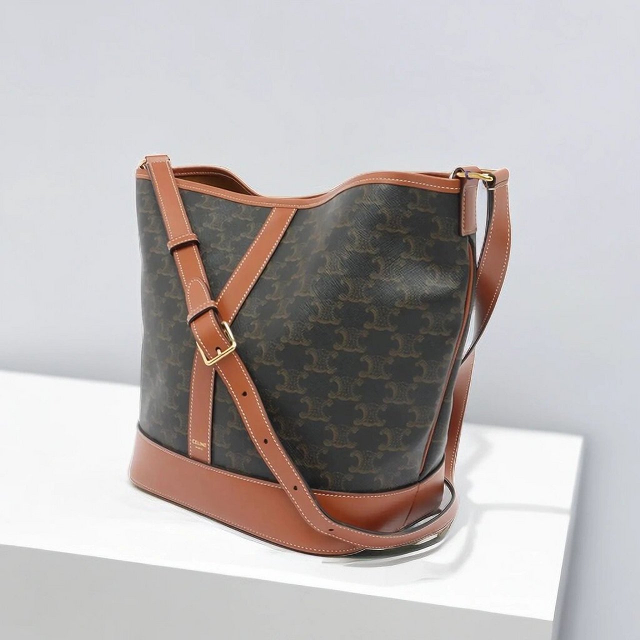 celine — 时尚与灵动的完美结合9496 celine水桶包是当今时尚界