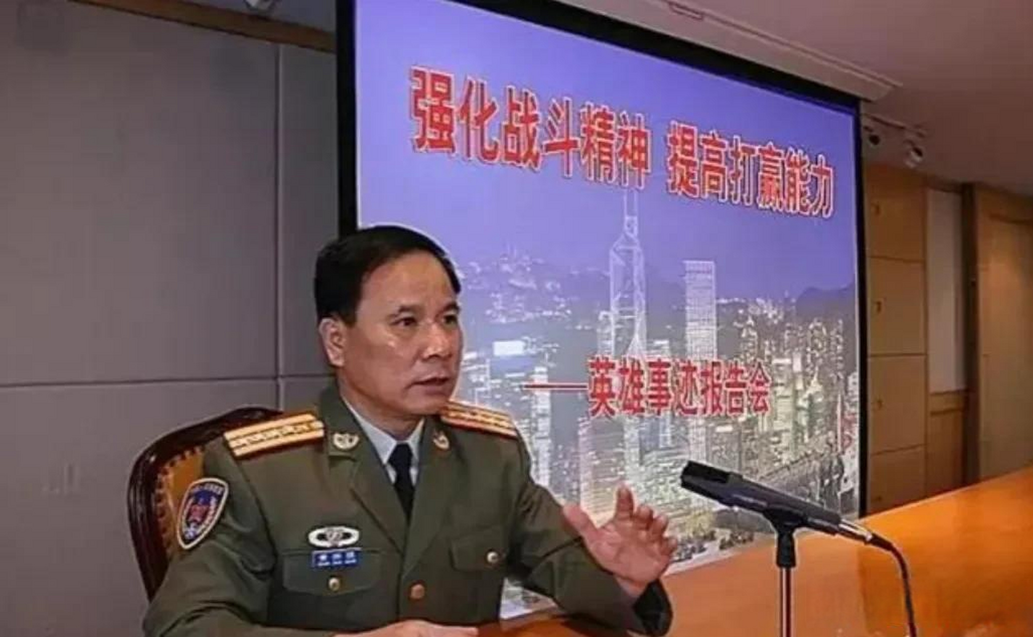 1979年2月18日,班长黄招强掩护民兵撤退,却发现队伍里多了几张生面孔