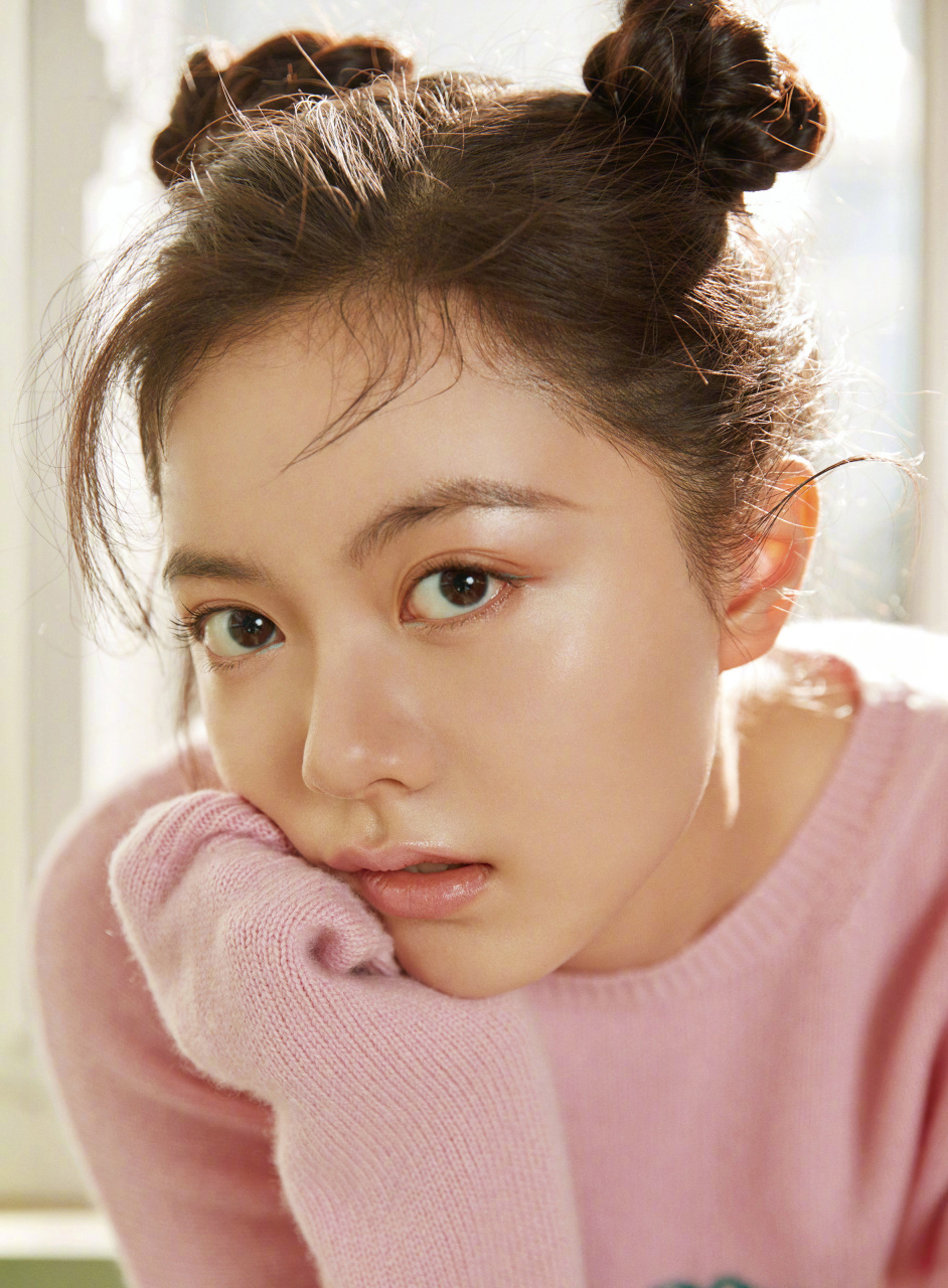 赵今麦的底子还是很好的,五官精致,年纪轻满脸胶原蛋白,适合淡一点的