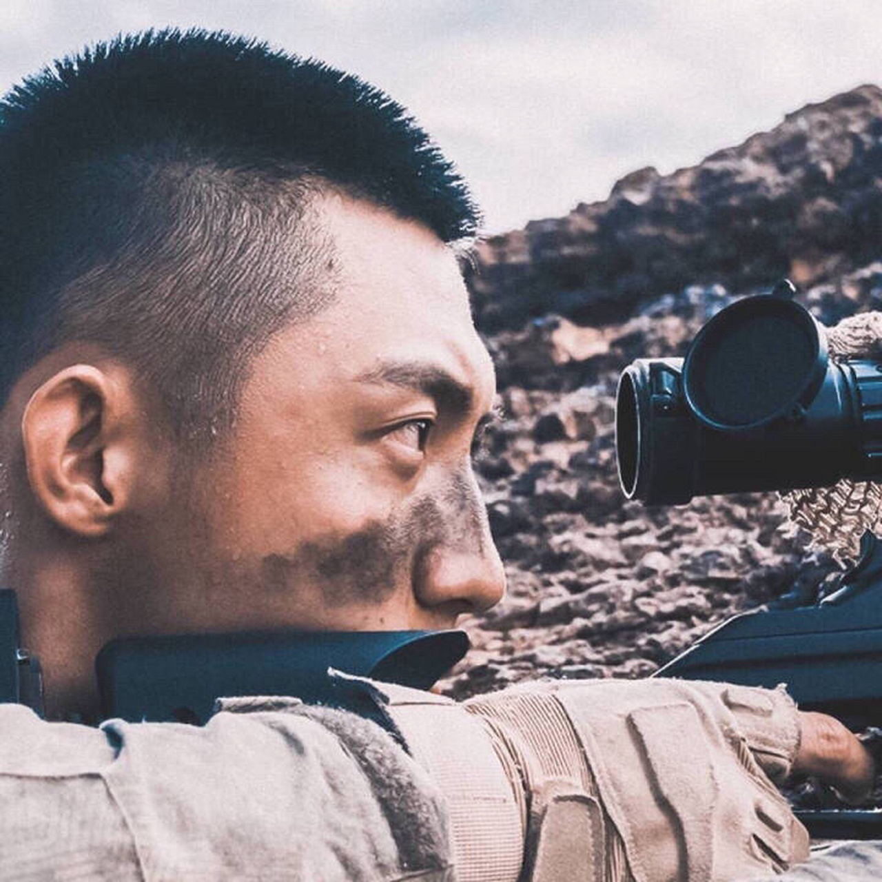 《红海行动》里气场爆棚的狙击手黄景瑜,满满的男友力