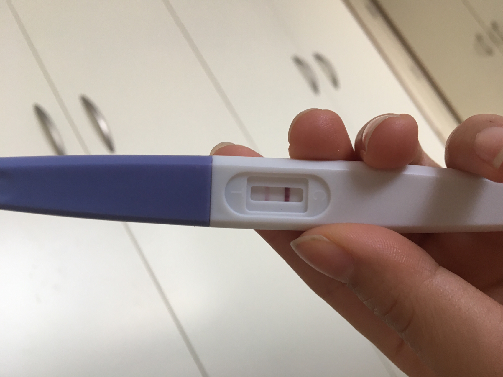 月经推迟一天,自己测了一下两条杠,准备睡个午觉,再买几个验孕棒过几