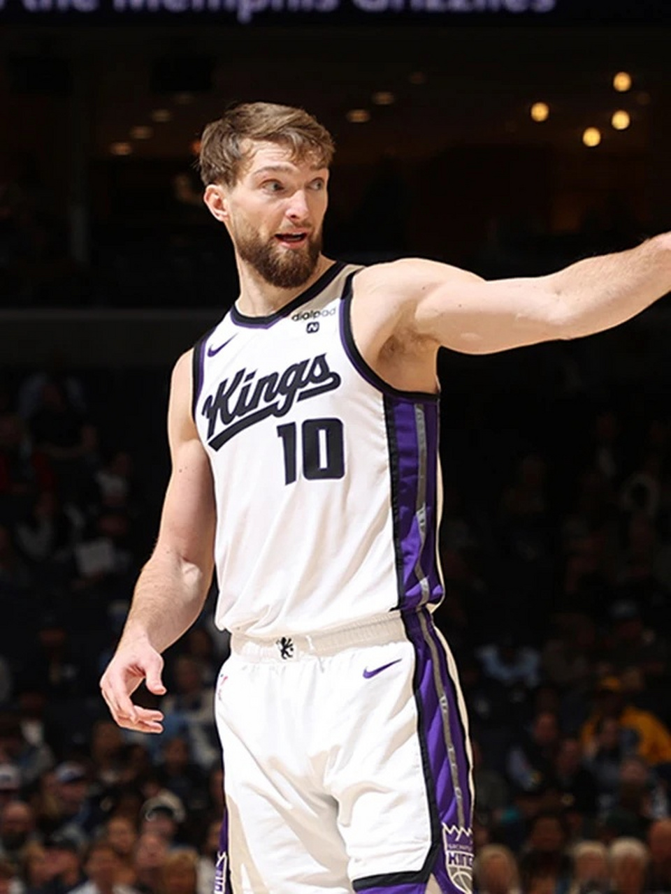 小萨博尼斯 得到16分20篮板12助!