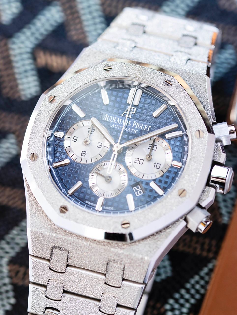 爱彼26331bc(蓝盘霜金限量70) 爱彼26331bc蓝盘霜金是一款著名的手表