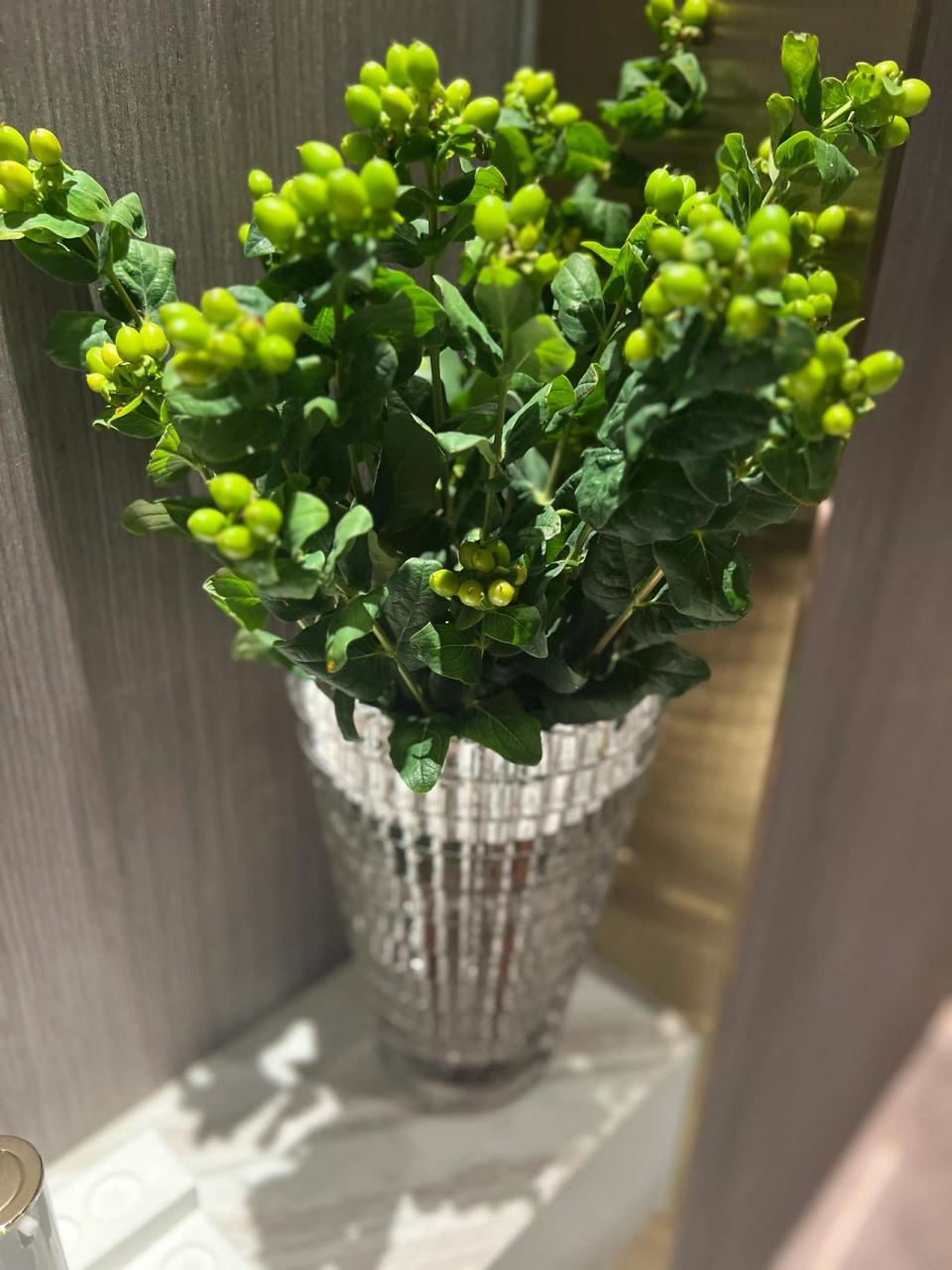 上联:夏风挥笔描夏景,诚邀下联? 冬雪落笔绘冬景