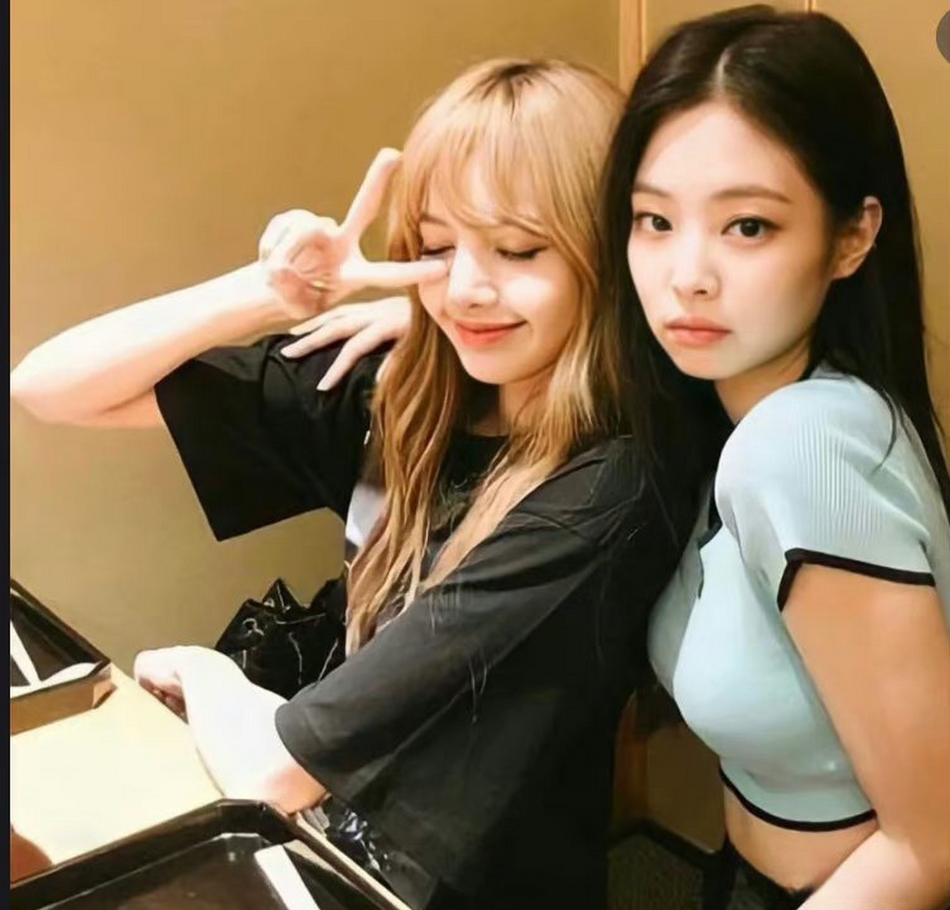 jennie和lisa的历史合影,很有韩国原汁原味女团的味道,回忆感满满.