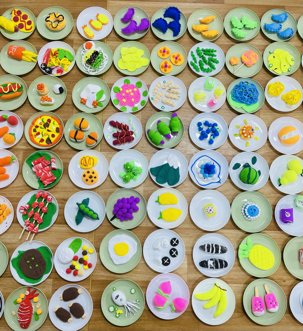 手艺人徒手用彩泥捏94盘食物90 一天争分夺秒,没浪费一分钟捏彩泥.