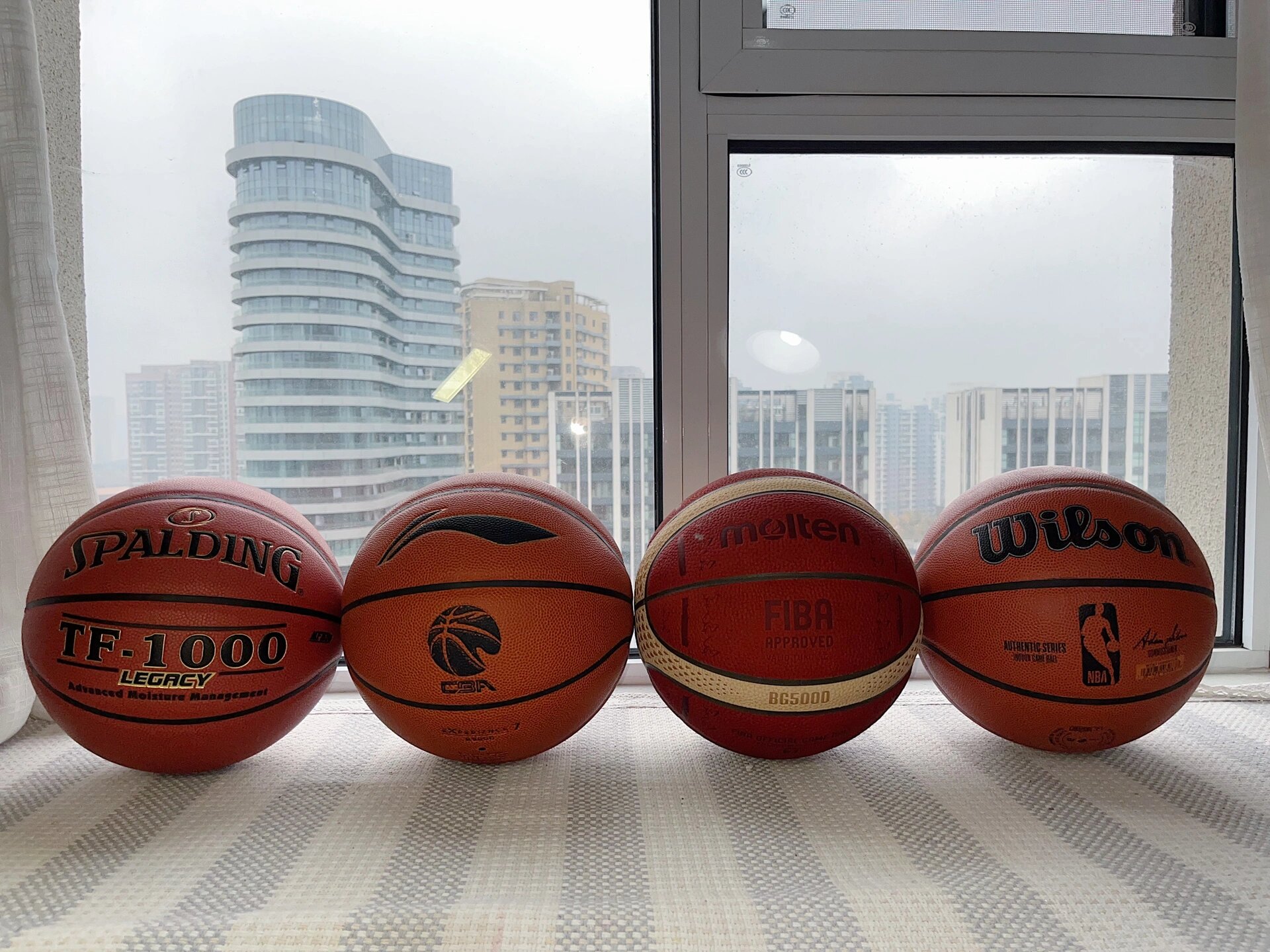 斯伯丁76-874y(74-604y的更替),入手价:103,颗粒明显,pu较硬,耐磨防滑