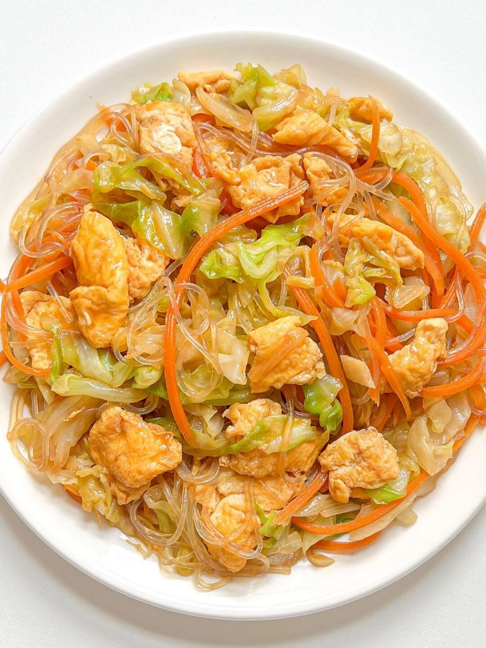 超好吃的包菜胡萝卜炒鸡蛋,低卡美味 加了点粉丝超美味,新手小白也会