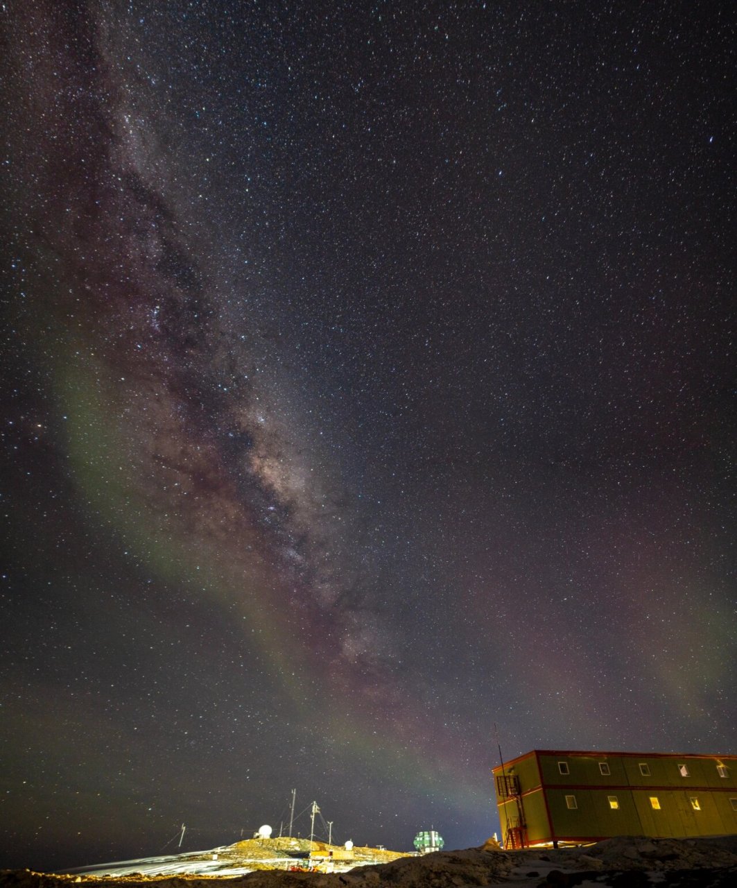 携满天星辰以赠你 | 南极星空,银河 照片是我在极夜刚过的8月份拍的.