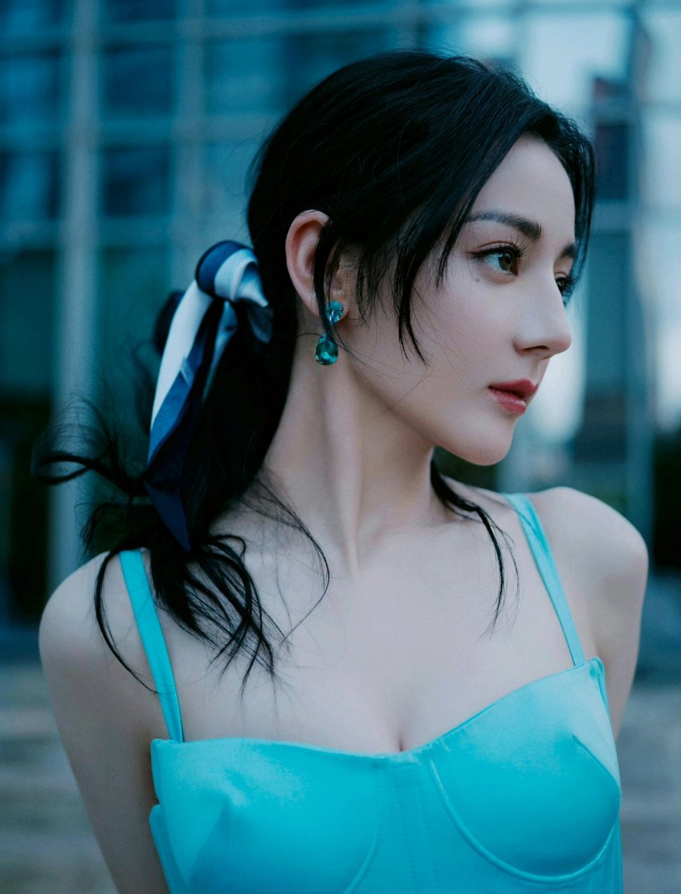 迪丽热巴97 1664活动造型图979198 身着蓝色缎面连衣裙,系上