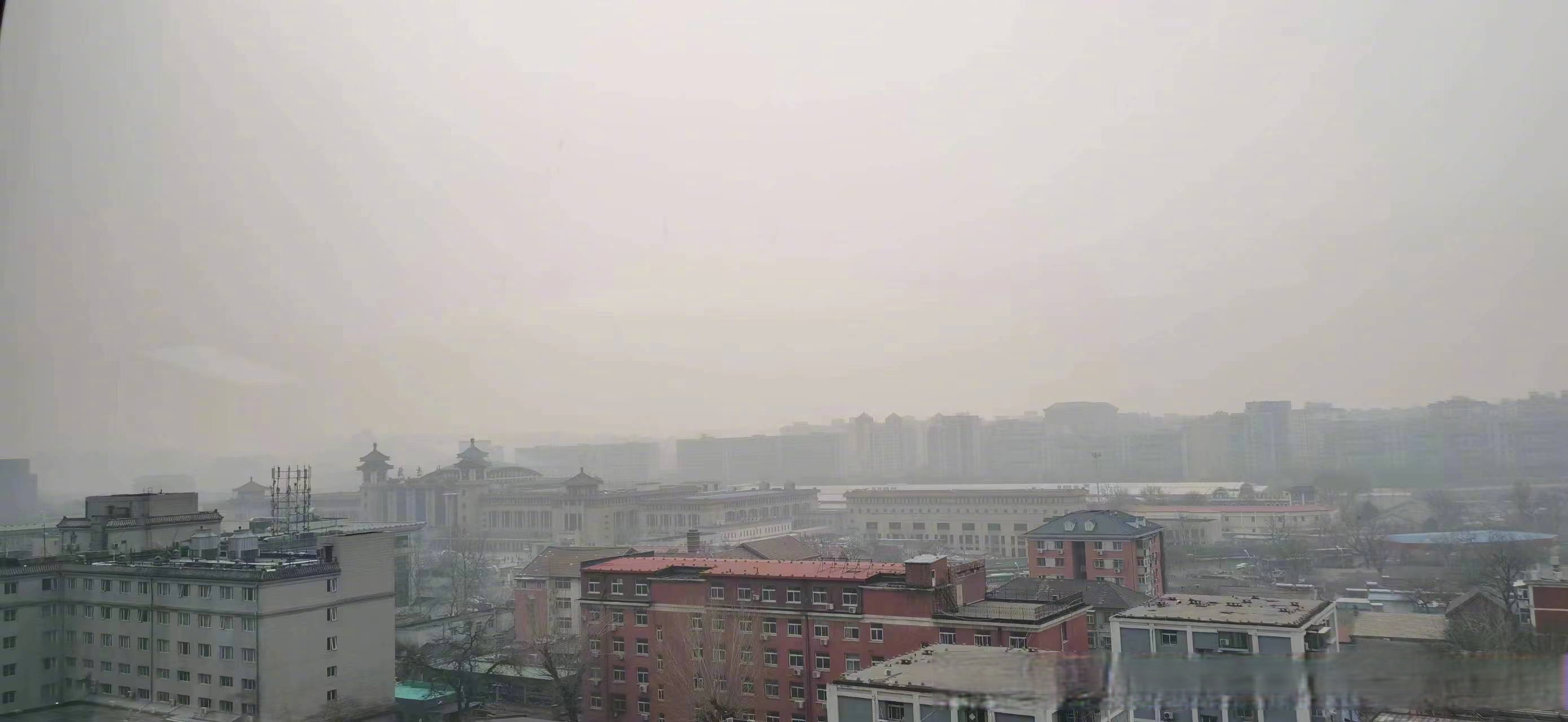 生活服务提示#【北京天气最新预报:今天下午阴有小雨,局地中雨】适 