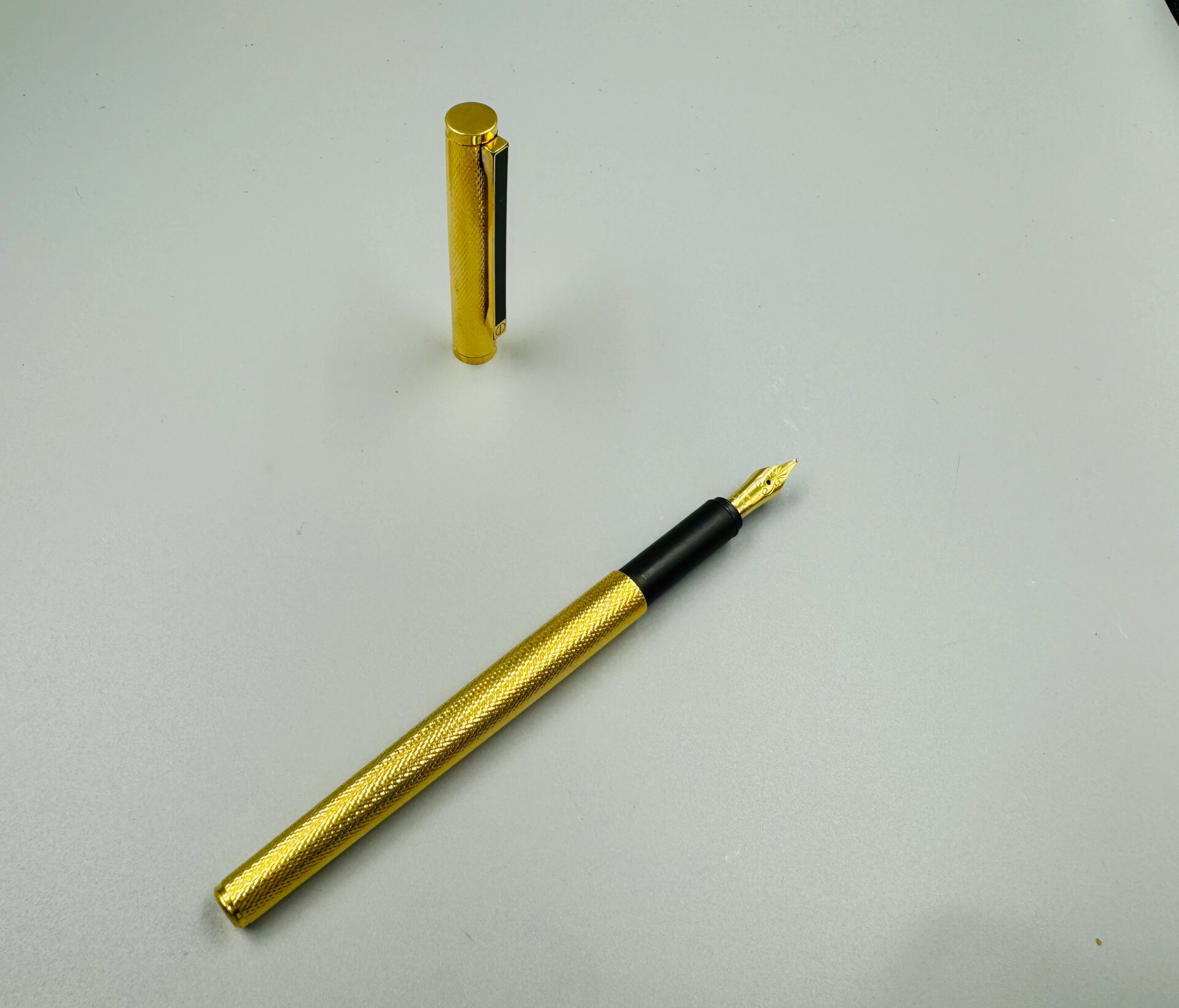 登喜路-万宝龙代工 贵族 形制和万宝龙的贵族系列是一样的,笔尖也由