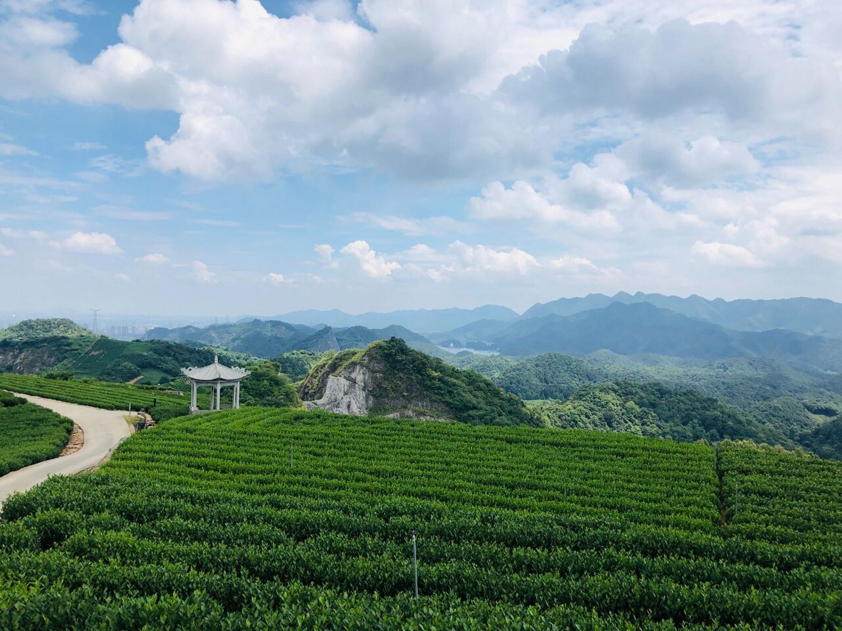 您可以在大朗山国家森林公园,大禹谷等地欣赏到大朗山的风景 .