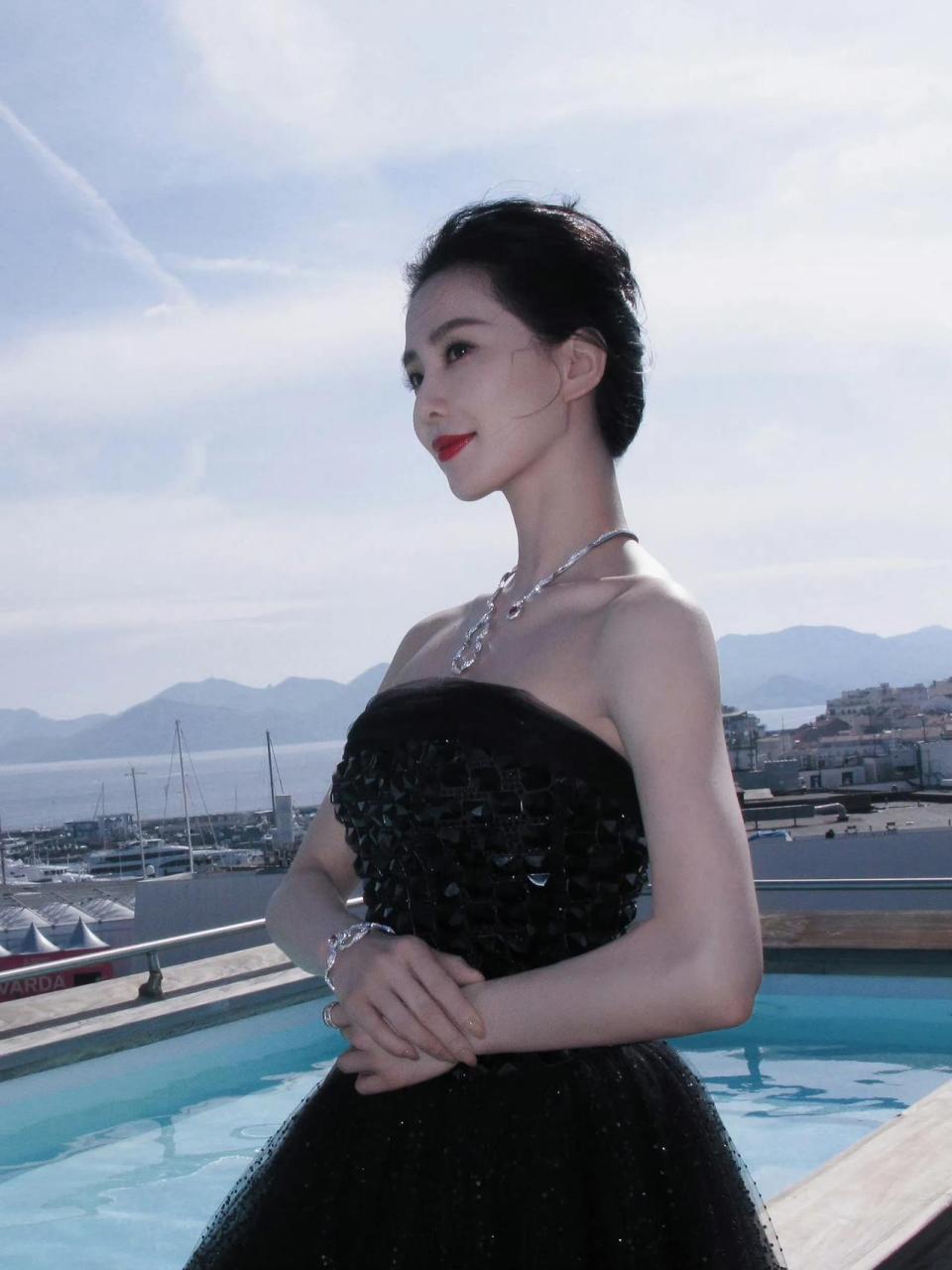 杨幂赵露思因为含胸驼背的仪态问题,经常被网友吐槽,这两年通过自己