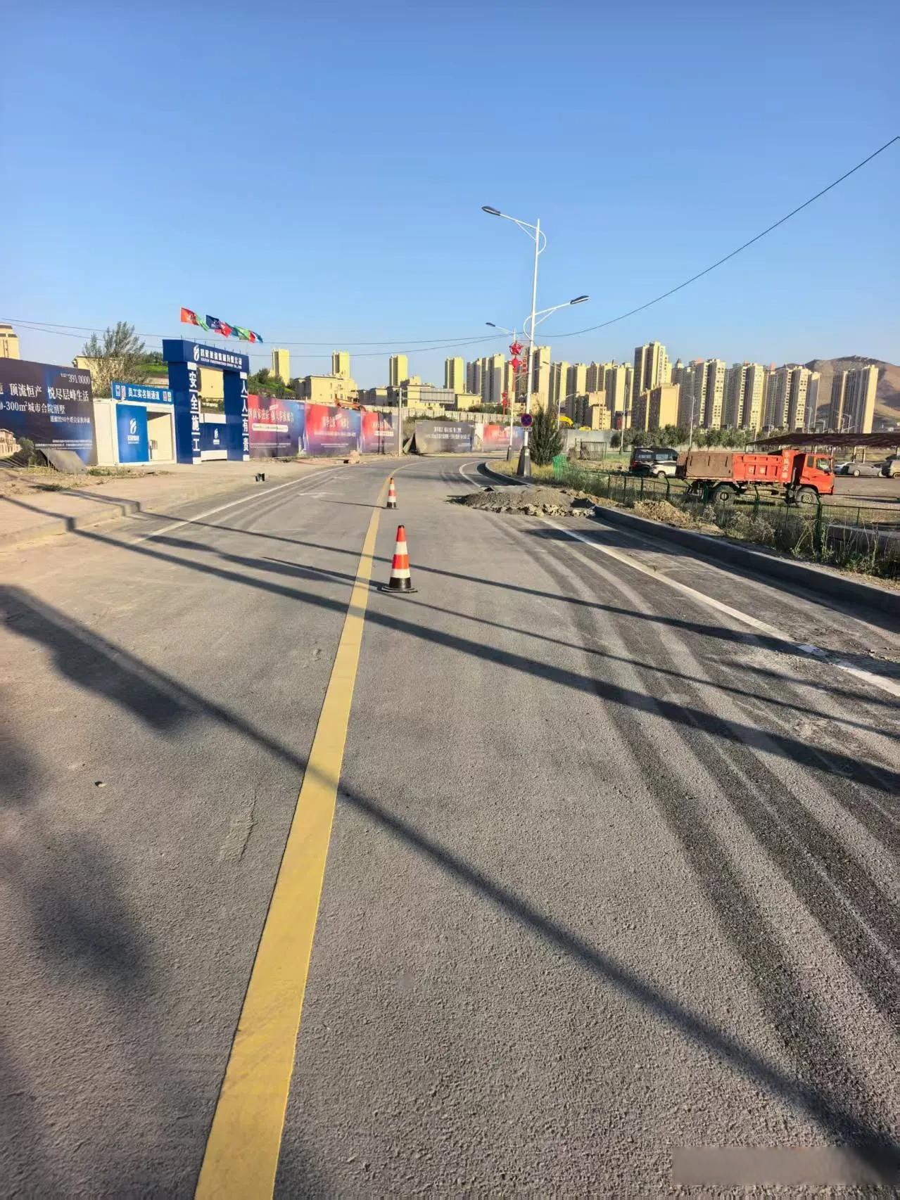 乌鲁木齐头条 紫金城环湖路开始施划标线了全线禁停的标志也已经悬挂