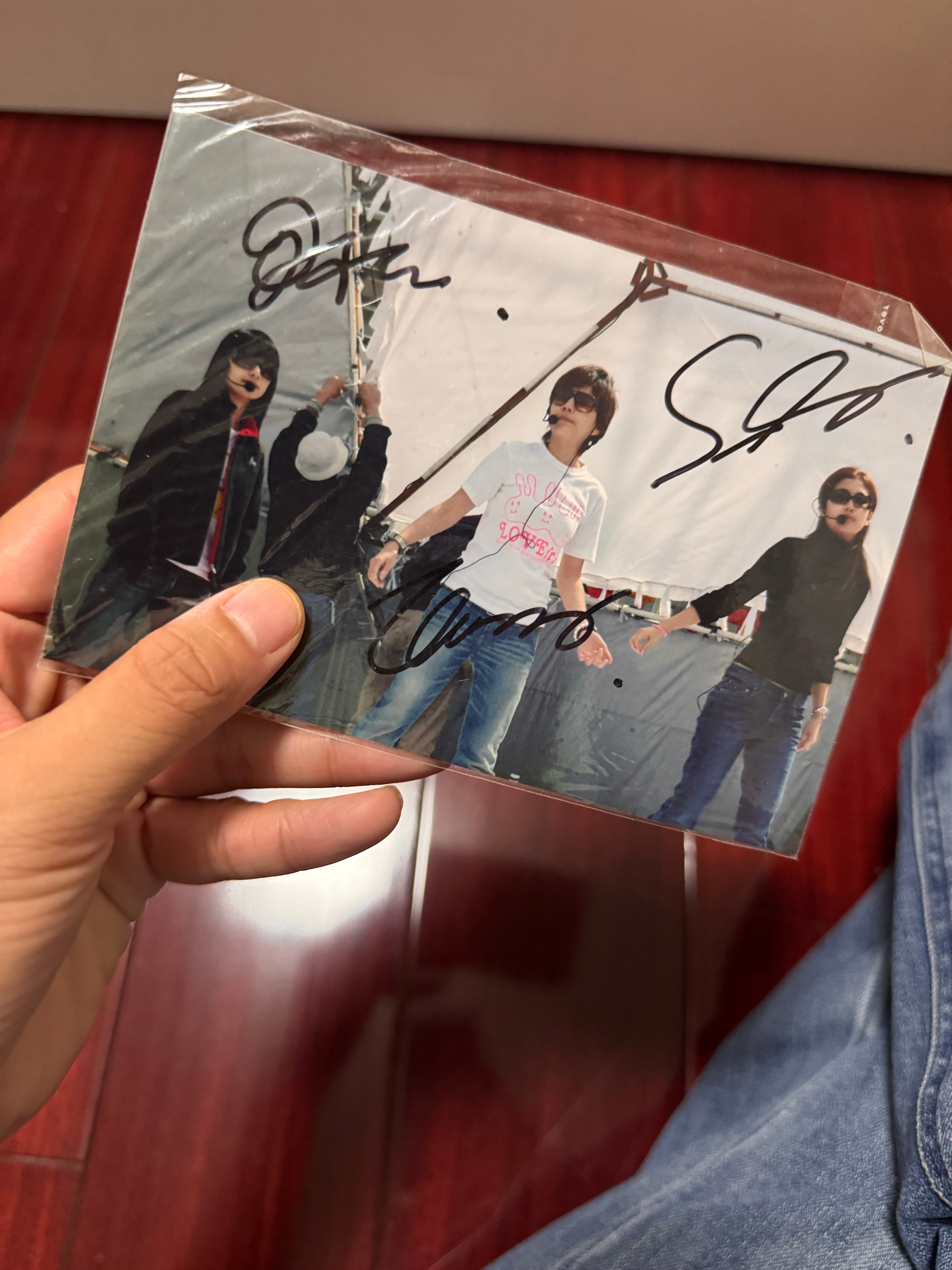 在我的青春百宝箱里面找到了一张she的签名照!!! 青春啊青春! #青春纪