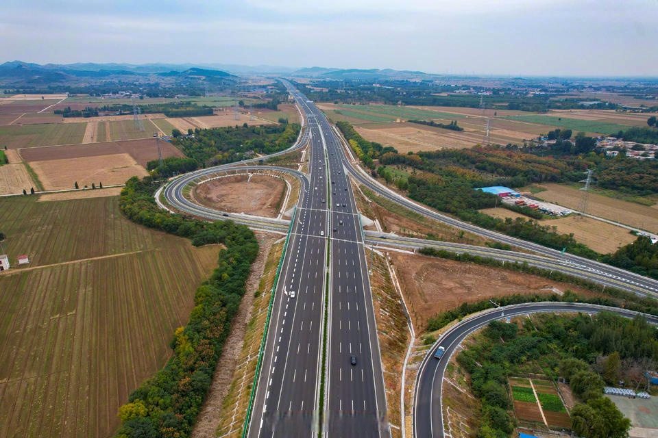 广高速公路济南至菏泽段(以下简称"济菏高速")改扩建工程全线建成通车