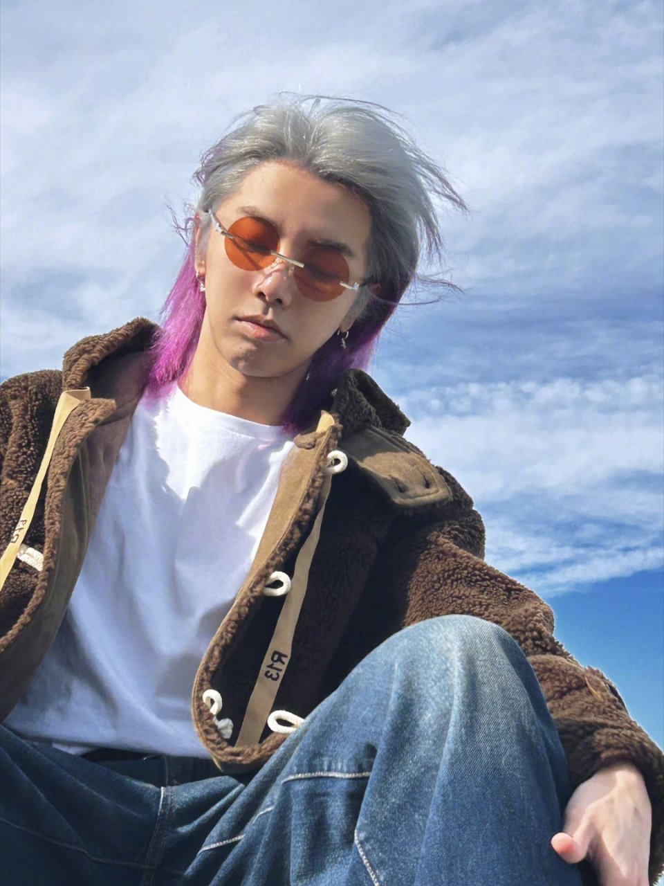 华晨宇发色银紫渐变华晨宇发色好酷华晨宇新发色是银紫渐变诶,好二