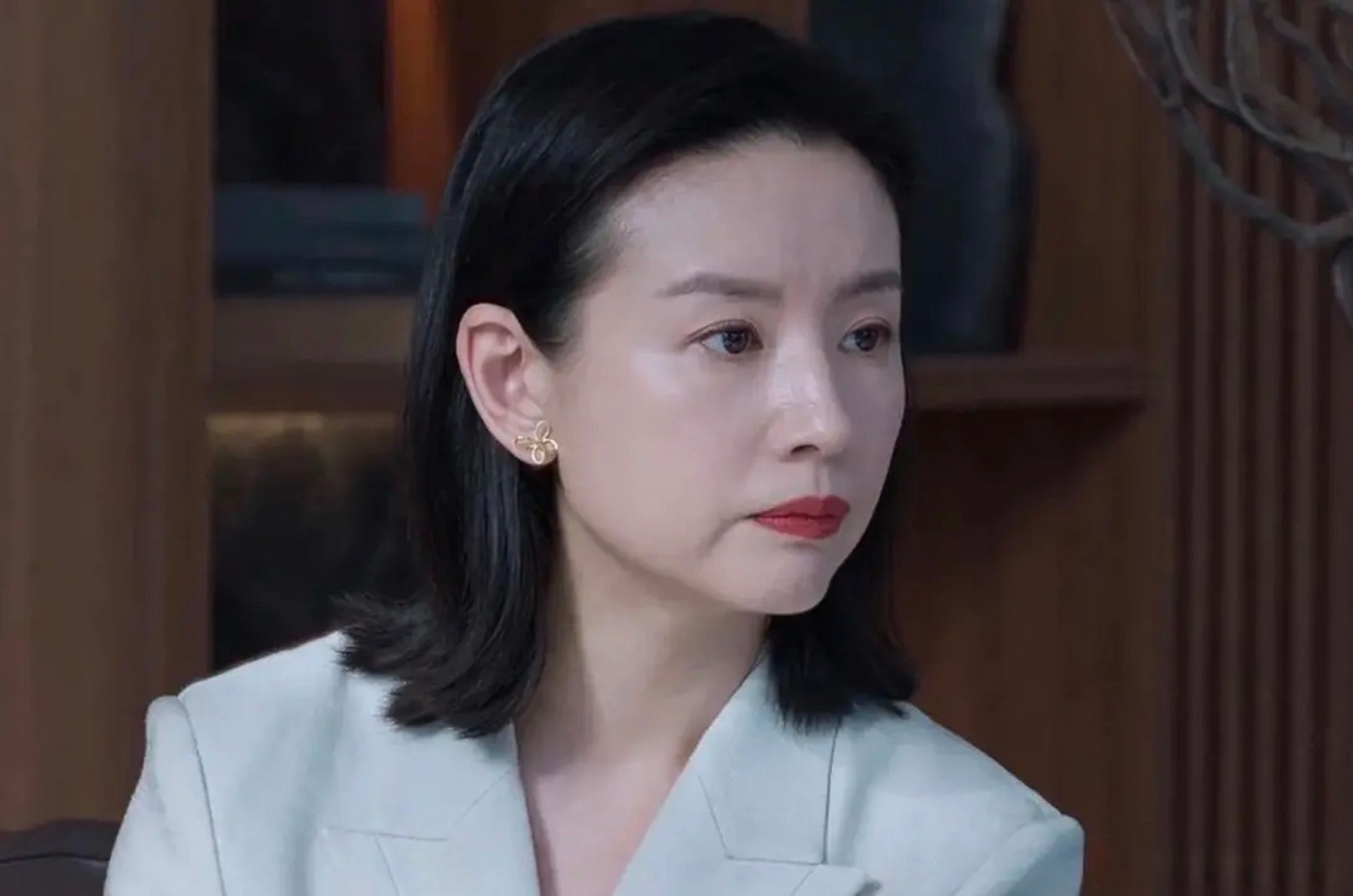 董洁面相什么时候开始变得有点苦情的,皱纹也不多不是说变老,是整个人