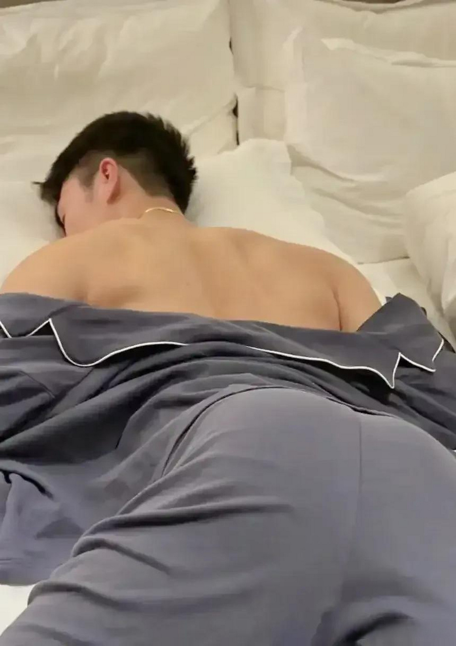 老公,你睡觉的样子好帅.