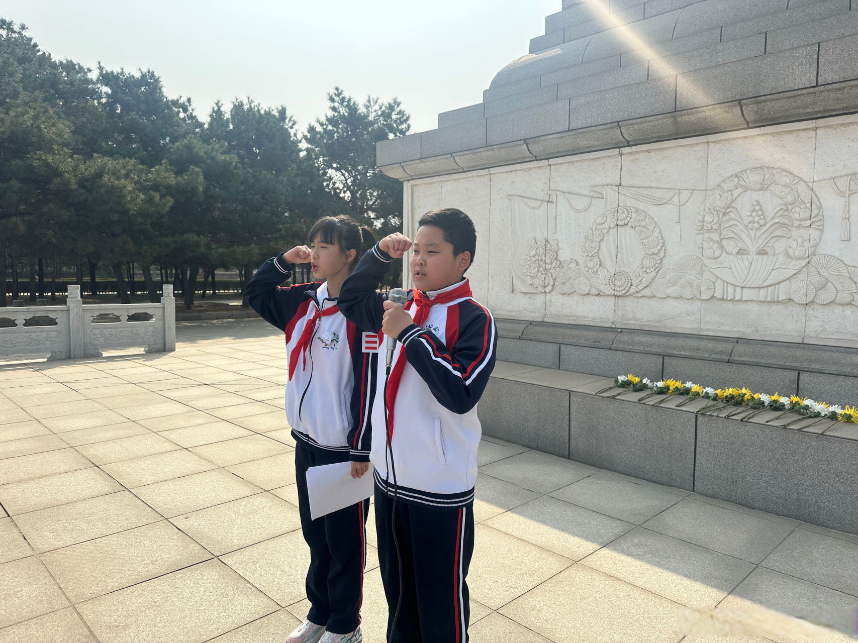 3月29日,辽化三小组织学生走进辽阳市烈士陵园开展祭扫活动.