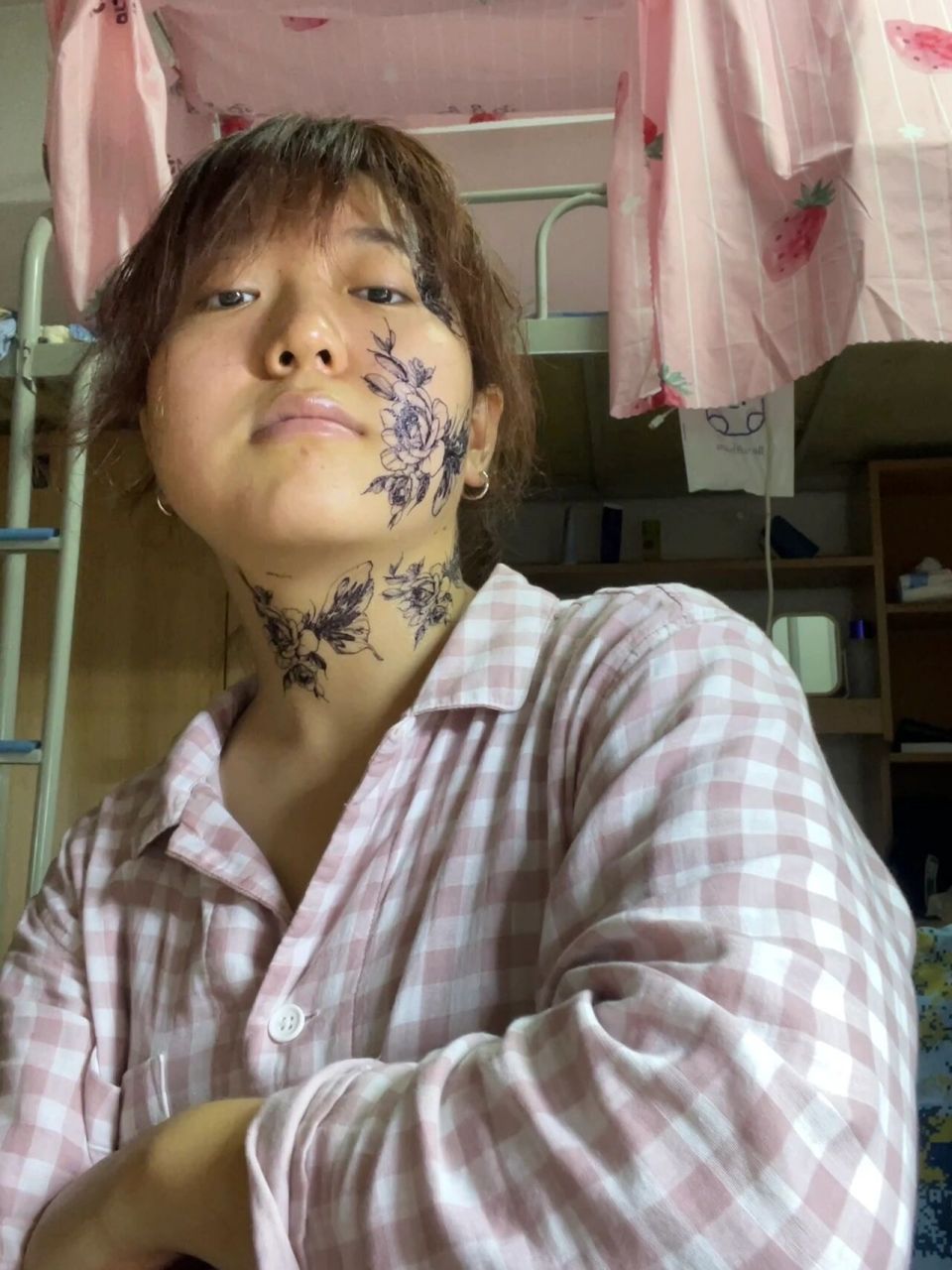 纹身贴怎么快速去掉 今天想装酷,在脸上和脖子上贴了纹身贴,贴上后
